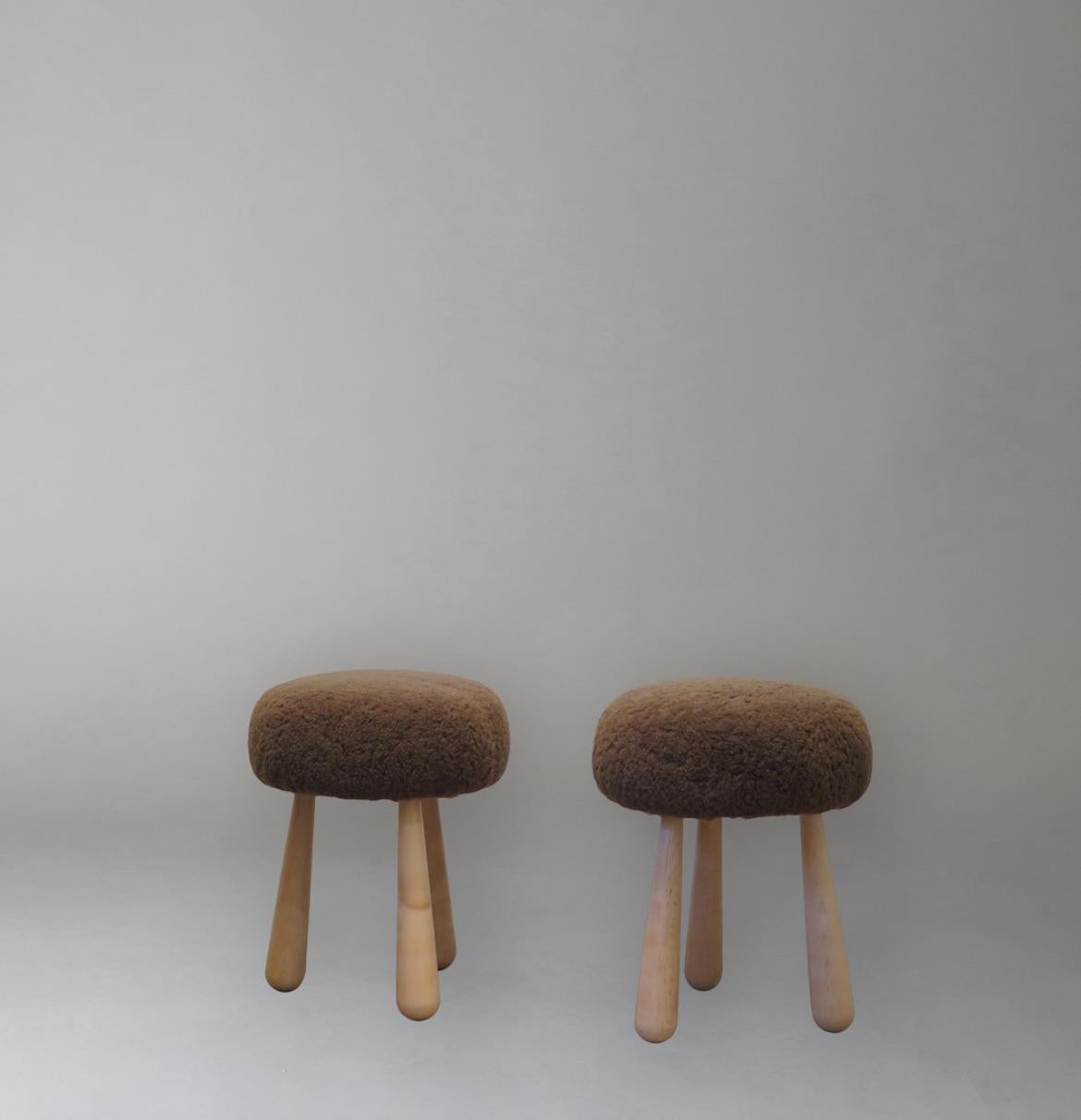 Zwei maßgeschneiderte Tabouret-Hocker aus Eichenholz und Shearling. USA.

Wird als Paar verkauft.

