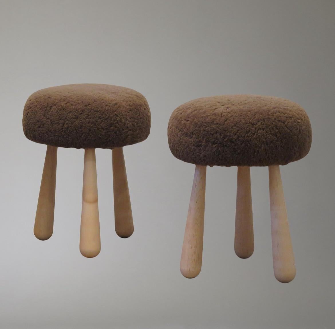 Paar maßgeschneiderte Hocker aus Shearling, USA (amerikanisch) im Angebot