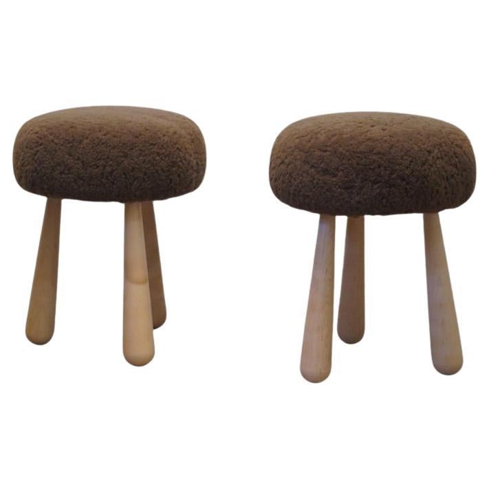 Paar maßgeschneiderte Hocker aus Shearling, USA im Angebot