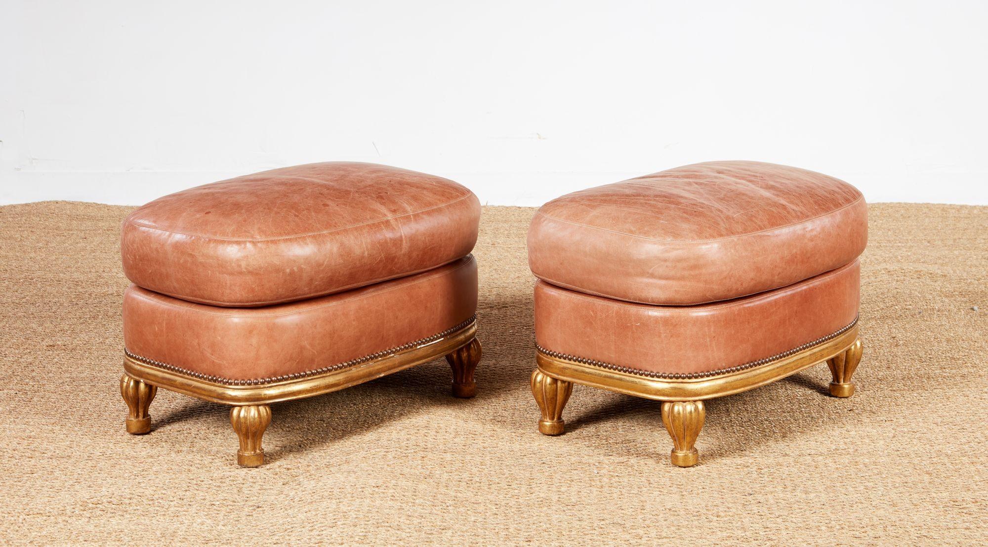 Pareja de Reposapiés a medida de cuero rosa concha y dorado en venta 4