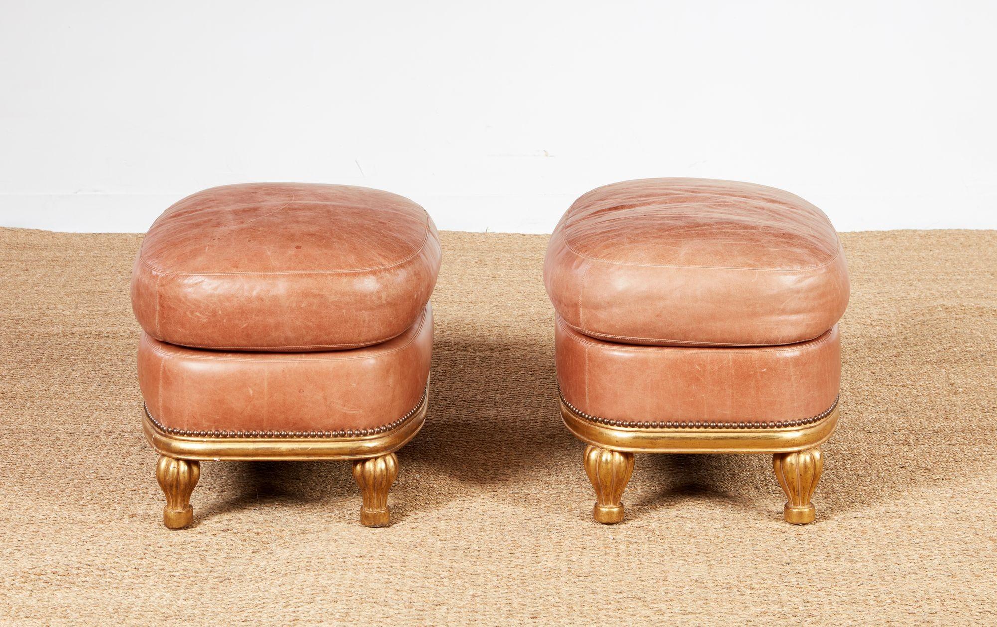 Pareja de Reposapiés a medida de cuero rosa concha y dorado en venta 5