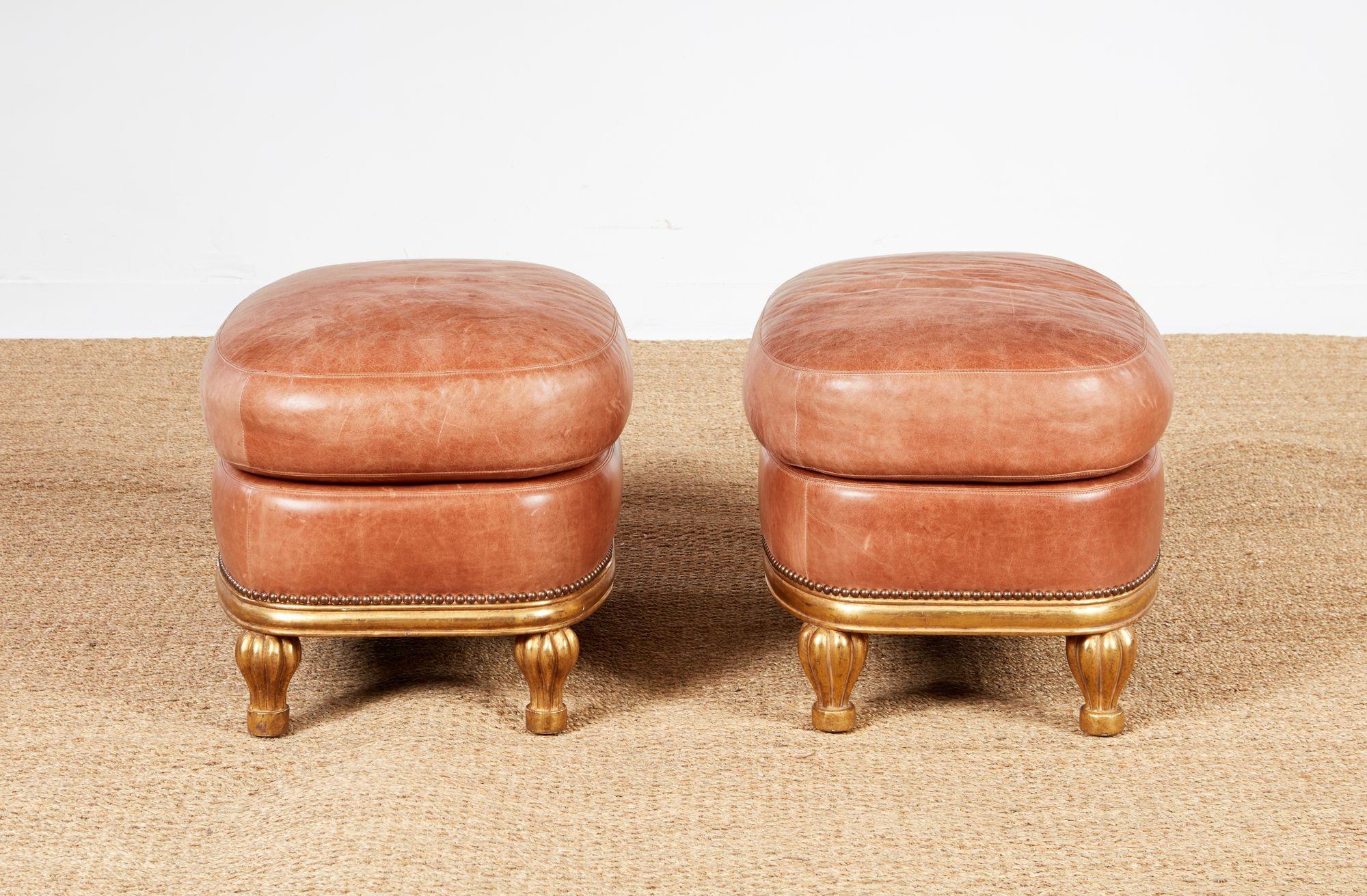 Un par de reposapiés/botomanas/pufs forrados de piel de cabritilla rosa con forma de nube, perfectos para cualquier dormitorio o salón. De forma oval redondeada, con cojín superior de cuero unido al marco inferior de cuero y tachuelas de latón,