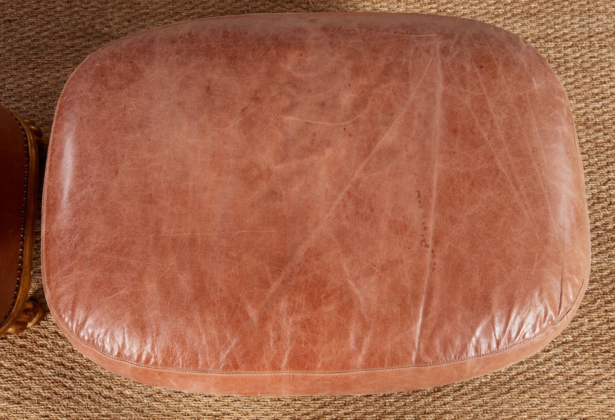 Pareja de Reposapiés a medida de cuero rosa concha y dorado finales del siglo XX en venta