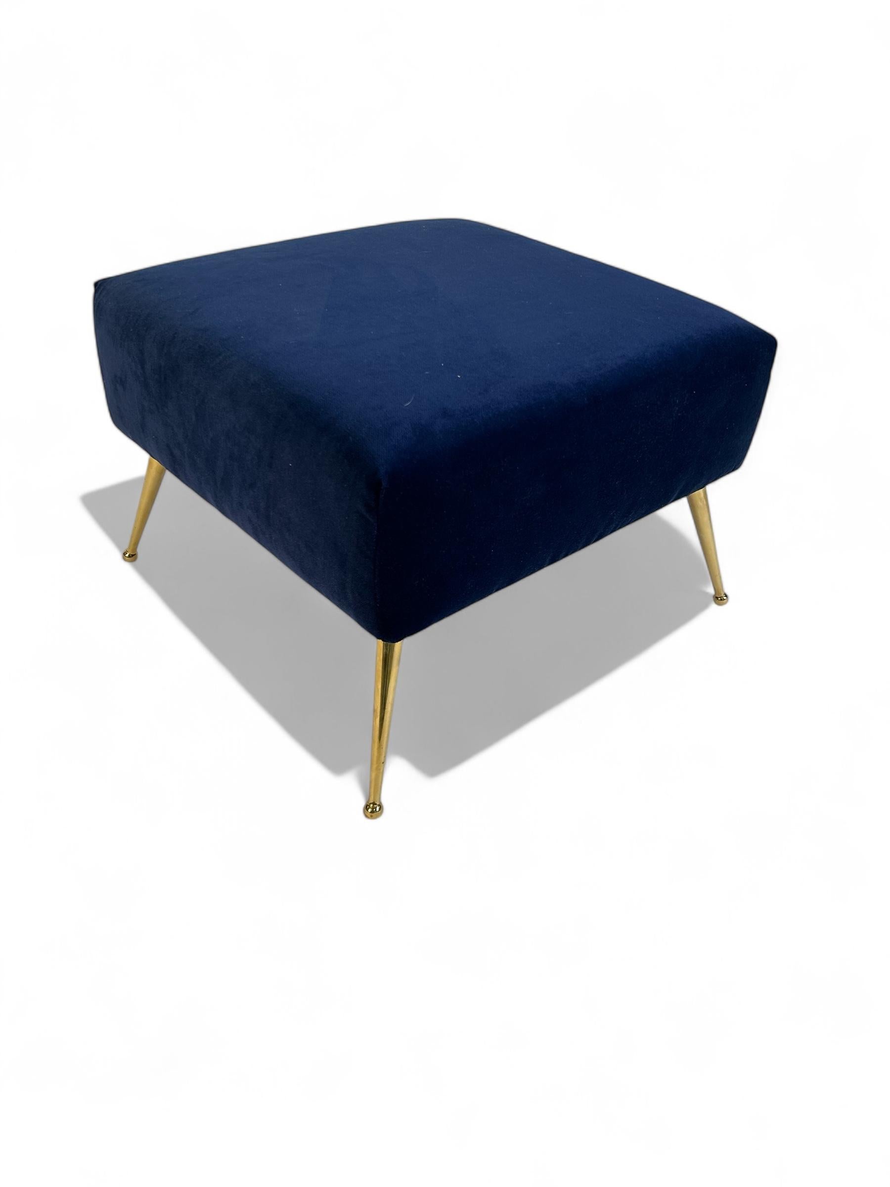 Este par de taburetes a medida inspirados en el estilo MCM están confeccionados en un rico tejido de terciopelo azul y diseñados con líneas limpias y elegantes. Las piernas son  Latón macizo con pies de bola fabricados en Estados Unidos. Fabricados