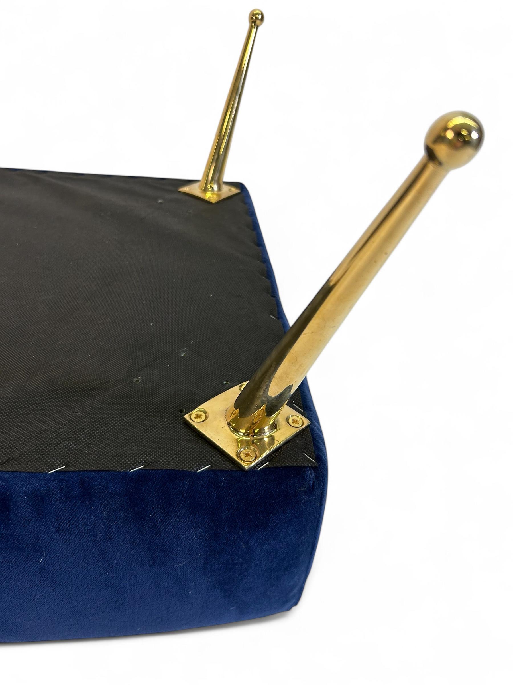 Pareja de taburetes a medida de terciopelo azul marino con patas de punta esférica de latón macizo Hecho a mano en venta
