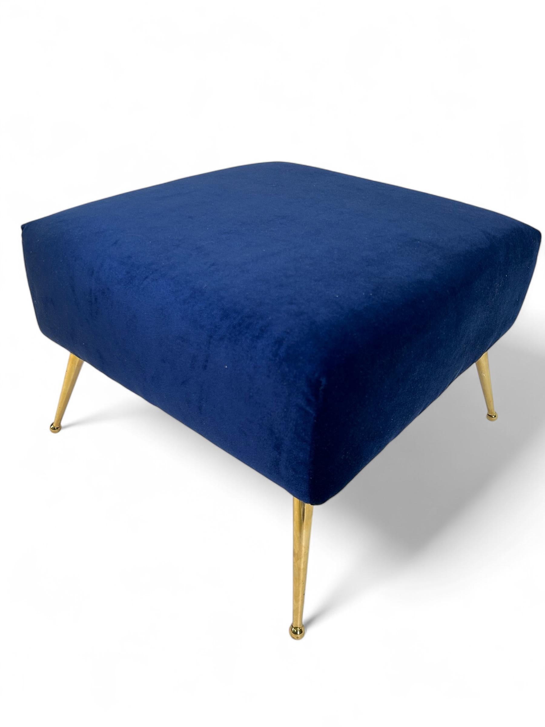 Pareja de taburetes a medida de terciopelo azul marino con patas de punta esférica de latón macizo en Excelente estado para la venta en Wilton, CT
