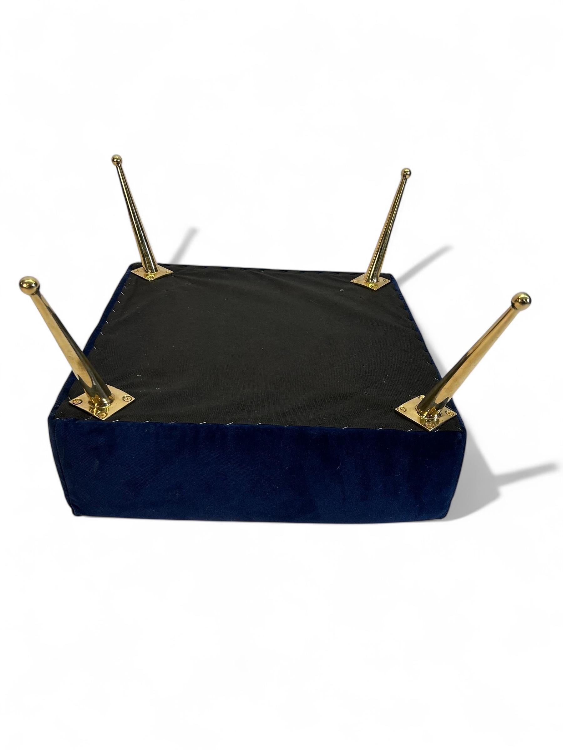 Pareja de taburetes a medida de terciopelo azul marino con patas de punta esférica de latón macizo Siglo XXI y contemporáneo en venta