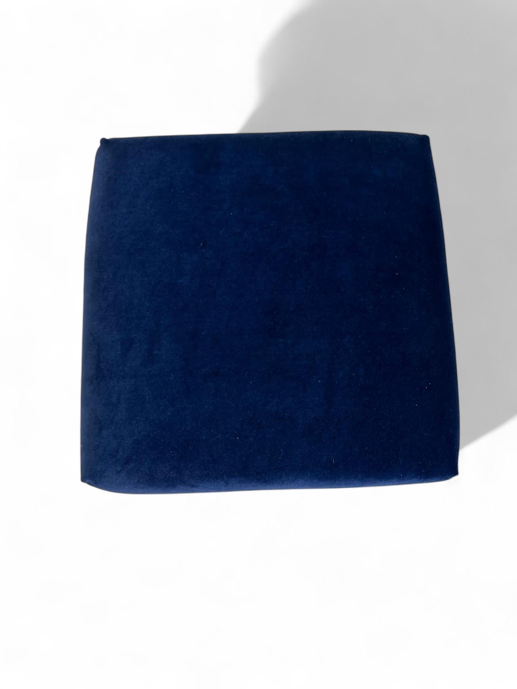 Pareja de taburetes a medida de terciopelo azul marino con patas de punta esférica de latón macizo Latón en venta