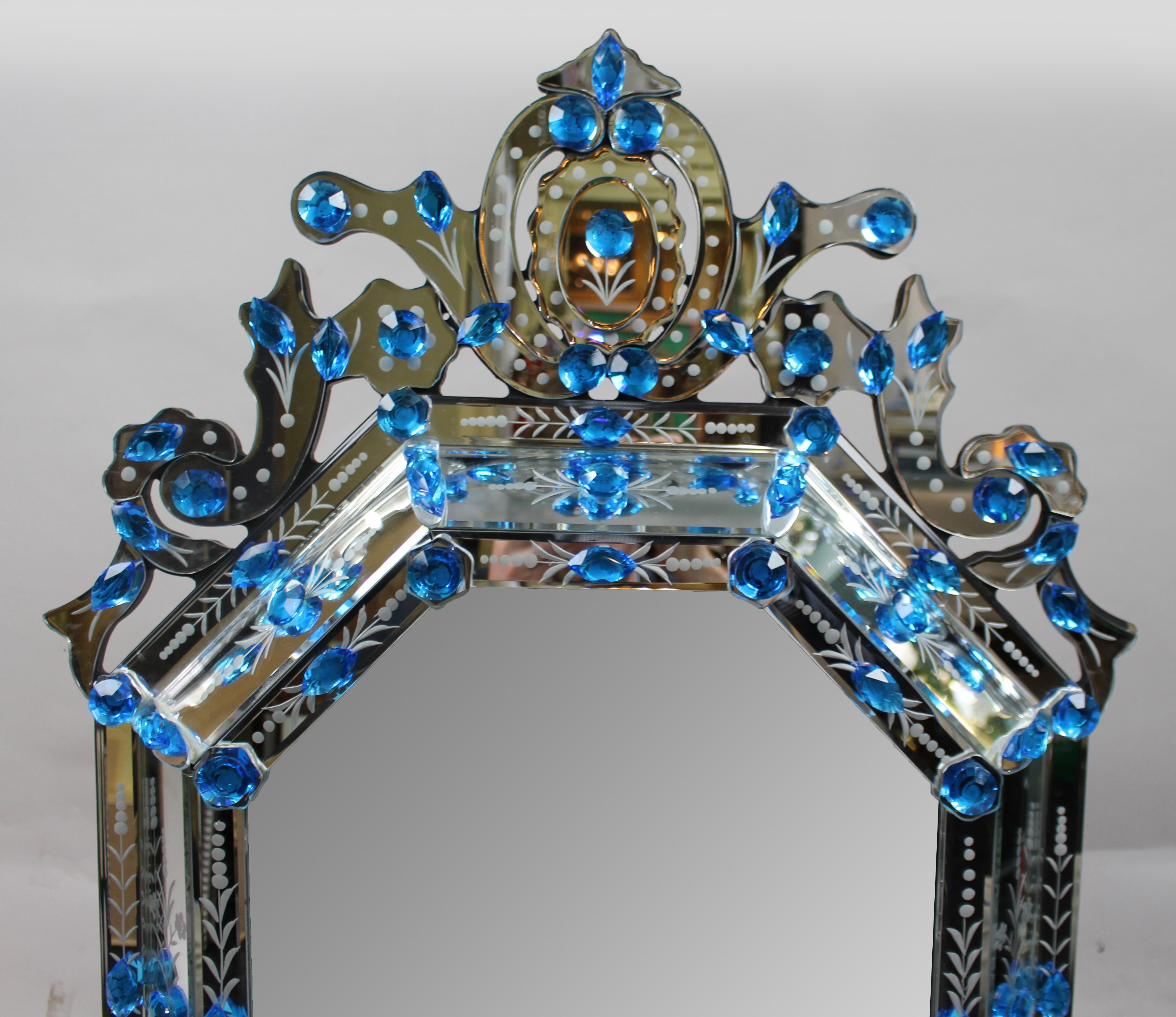 XXIe siècle et contemporain Paire de miroirs sur mesure de style vénitien, ornés de cristaux bleus en vente