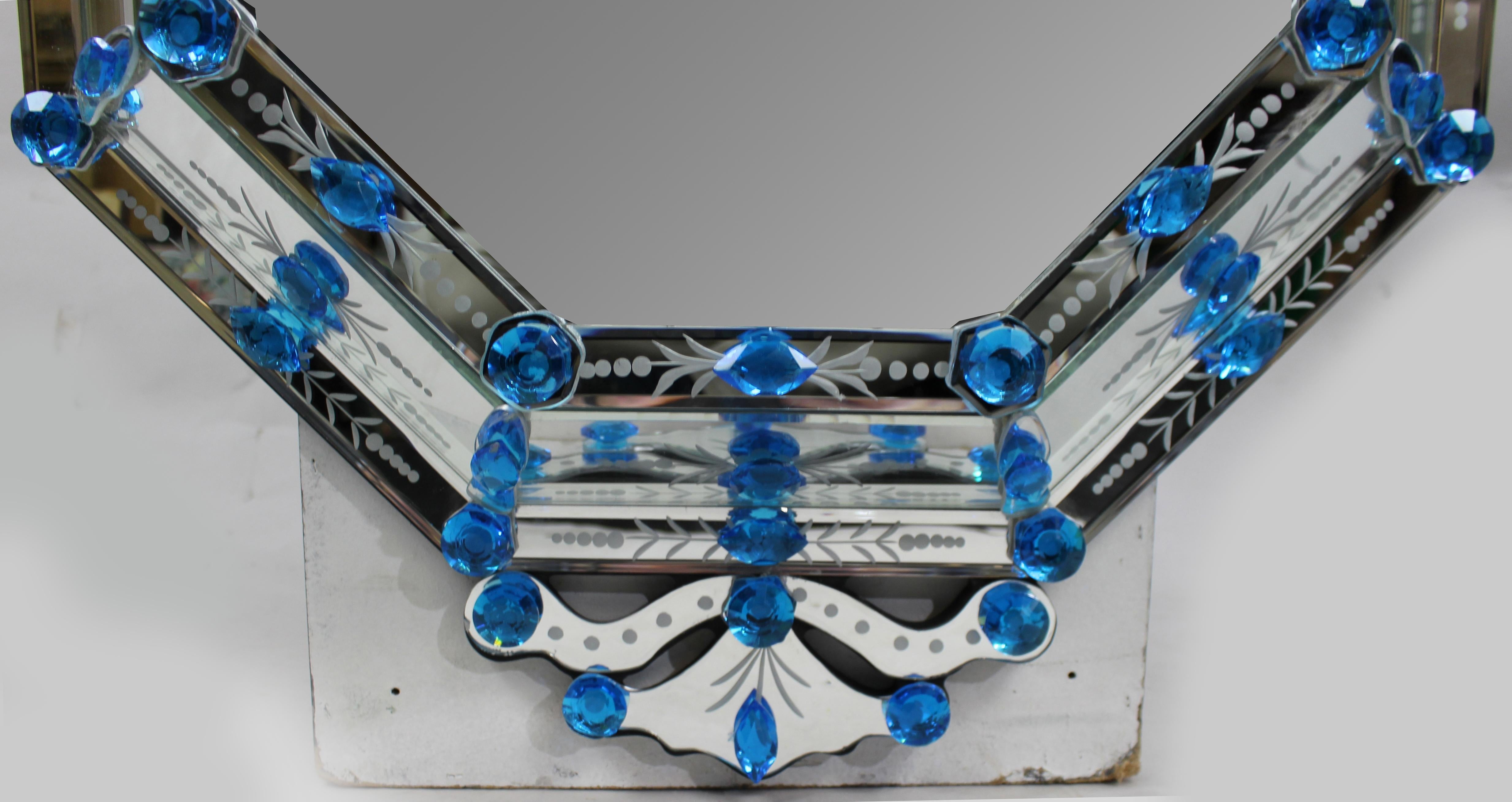 Paire de miroirs sur mesure de style vénitien, ornés de cristaux bleus en vente 2
