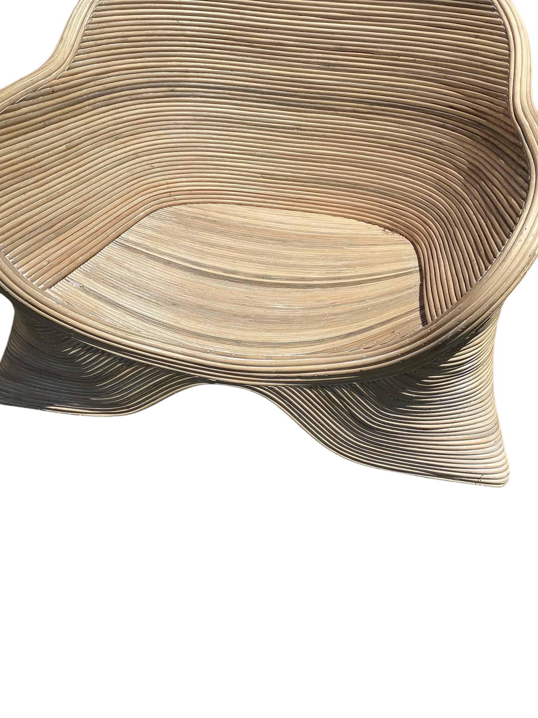 Paire de chaises longues basses en rotin fendu sculpté de Betty Cobonpue en vente 3