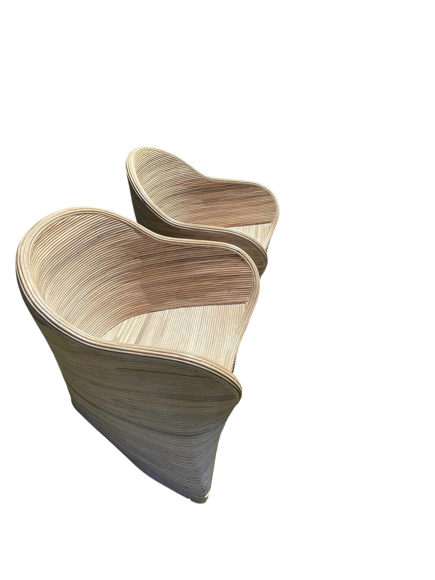 Paire de chaises longues basses en rotin fendu sculpté de Betty Cobonpue en vente 4