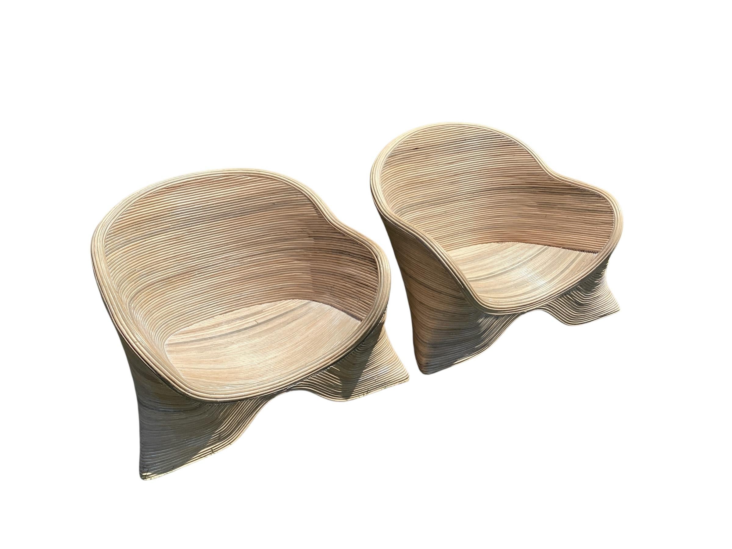 Paire de chaises longues basses en rotin fendu sculpté de Betty Cobonpue en vente 5