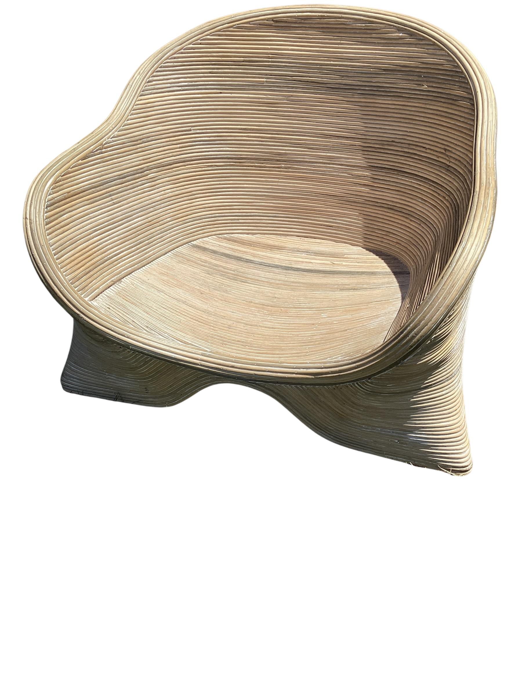Mid-Century Modern Paire de chaises longues basses en rotin fendu sculpté de Betty Cobonpue en vente