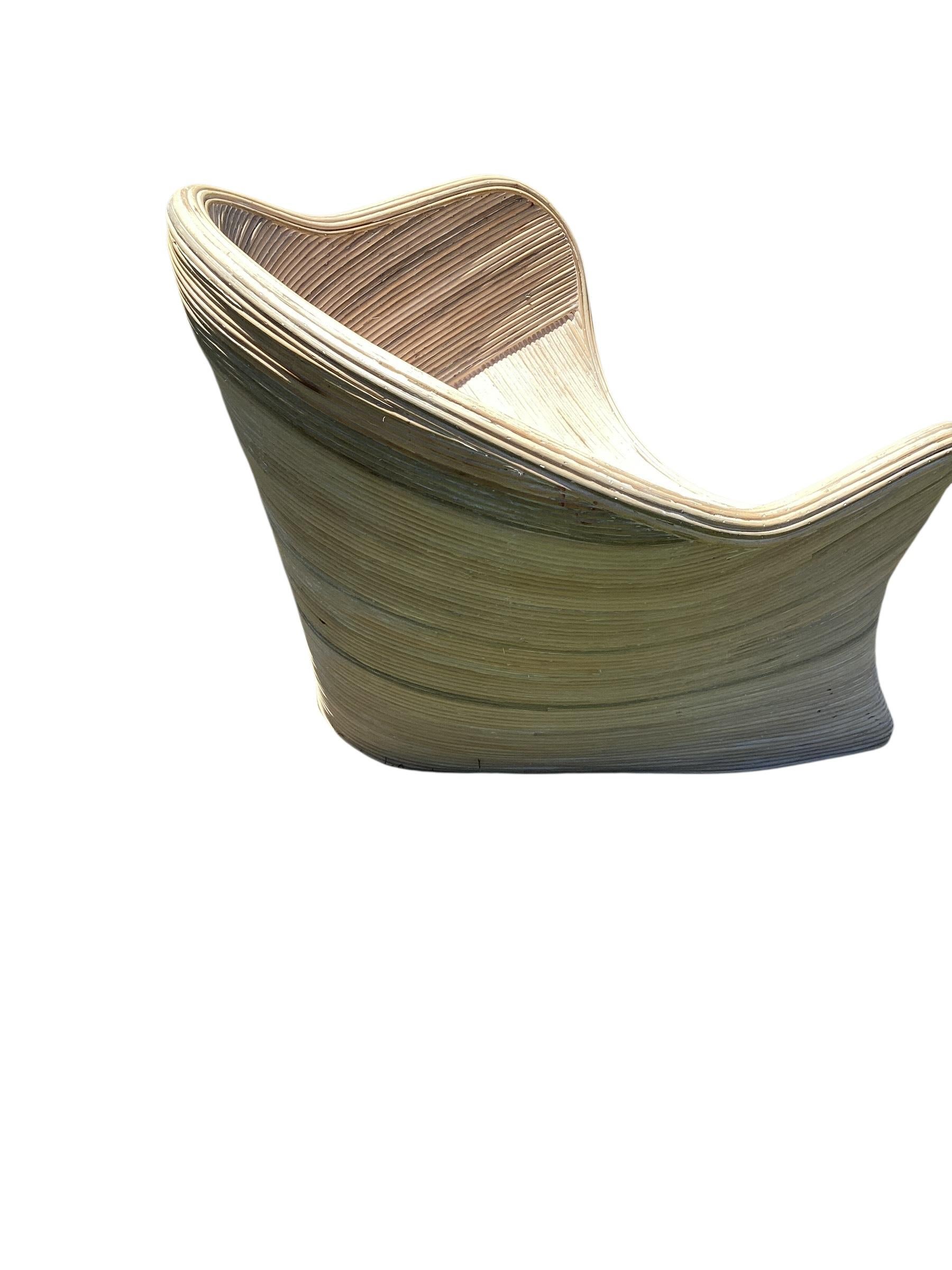 Philippin Paire de chaises longues basses en rotin fendu sculpté de Betty Cobonpue en vente