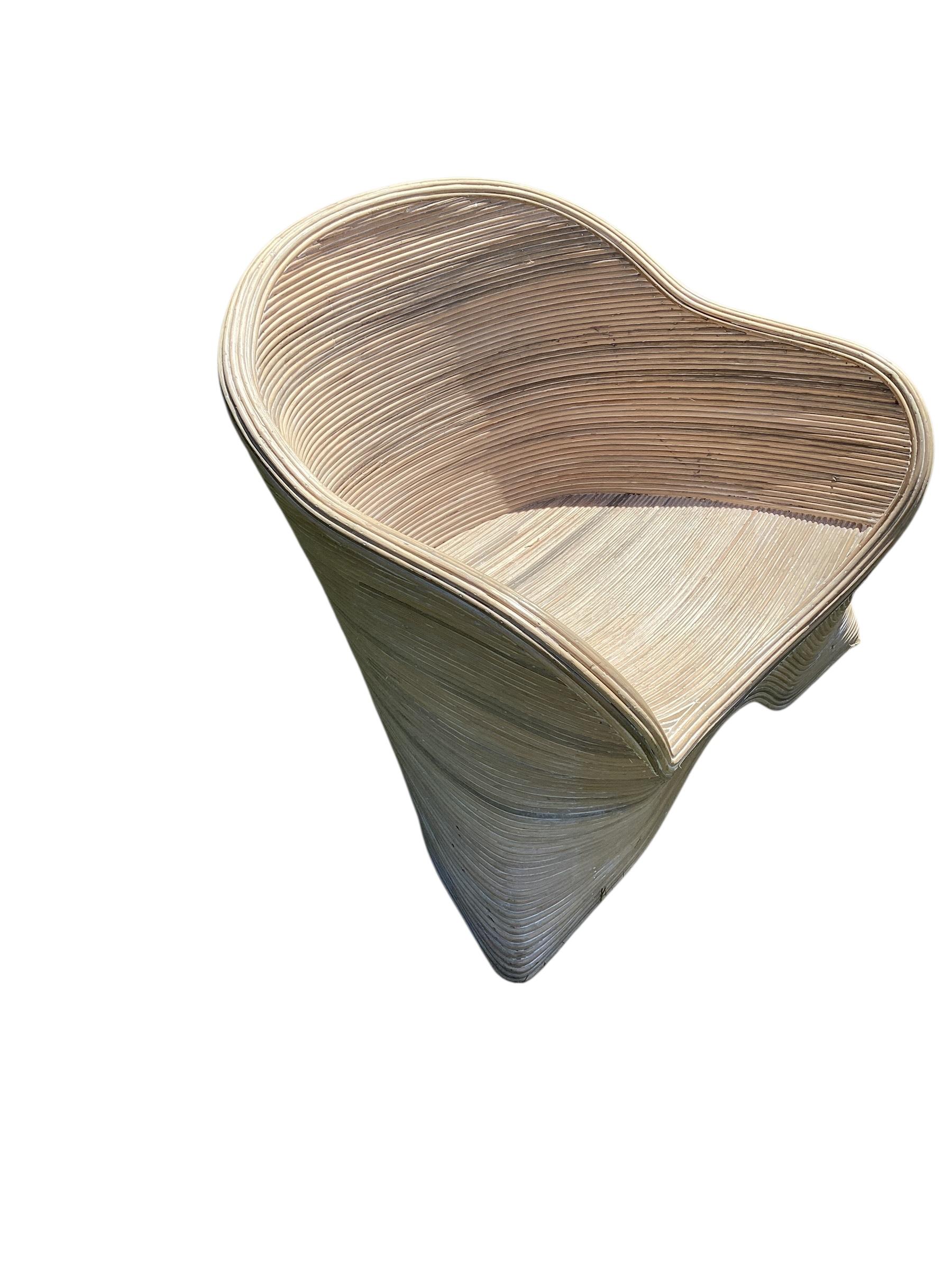 Paire de chaises longues basses en rotin fendu sculpté de Betty Cobonpue Bon état - En vente à Chapel Hill, NC