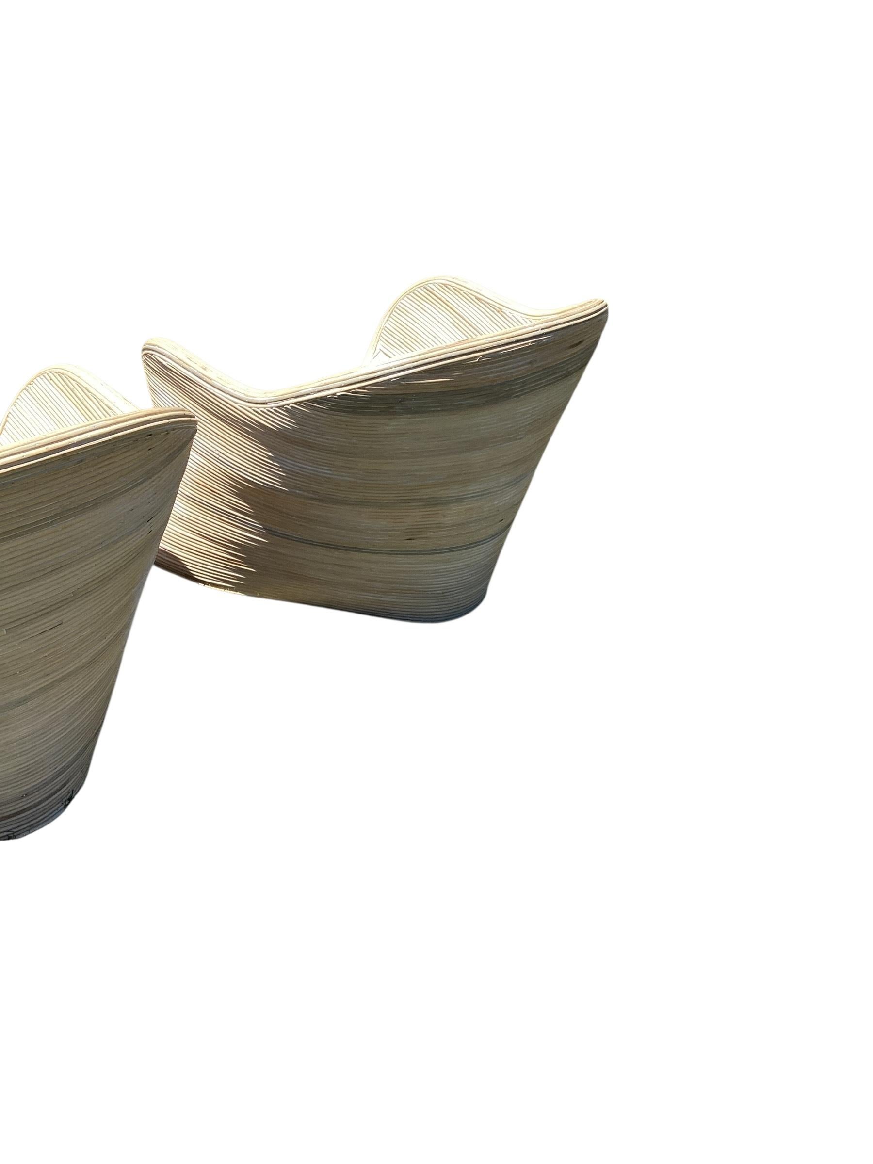 Fin du 20e siècle Paire de chaises longues basses en rotin fendu sculpté de Betty Cobonpue en vente
