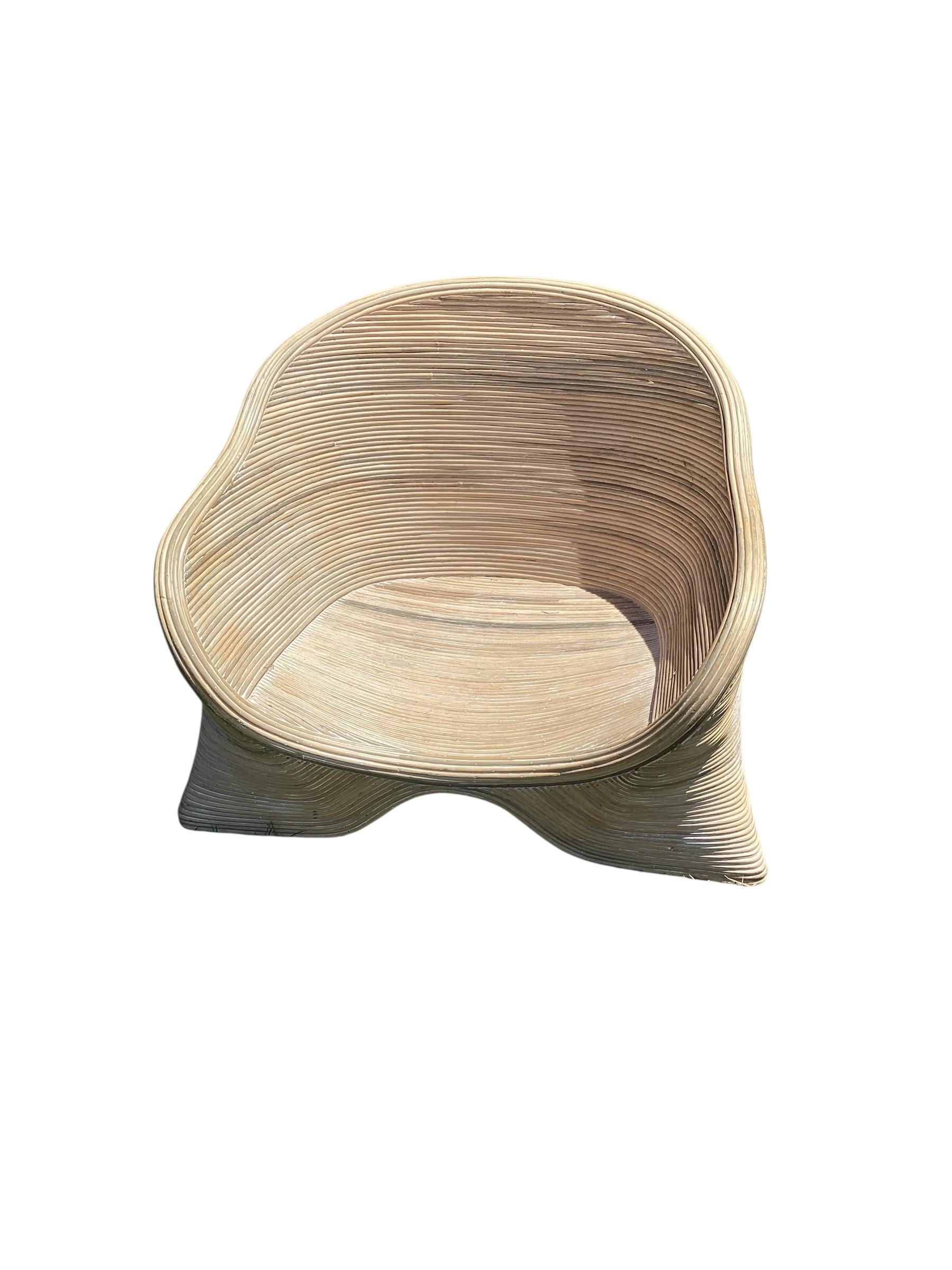Roseau Paire de chaises longues basses en rotin fendu sculpté de Betty Cobonpue en vente