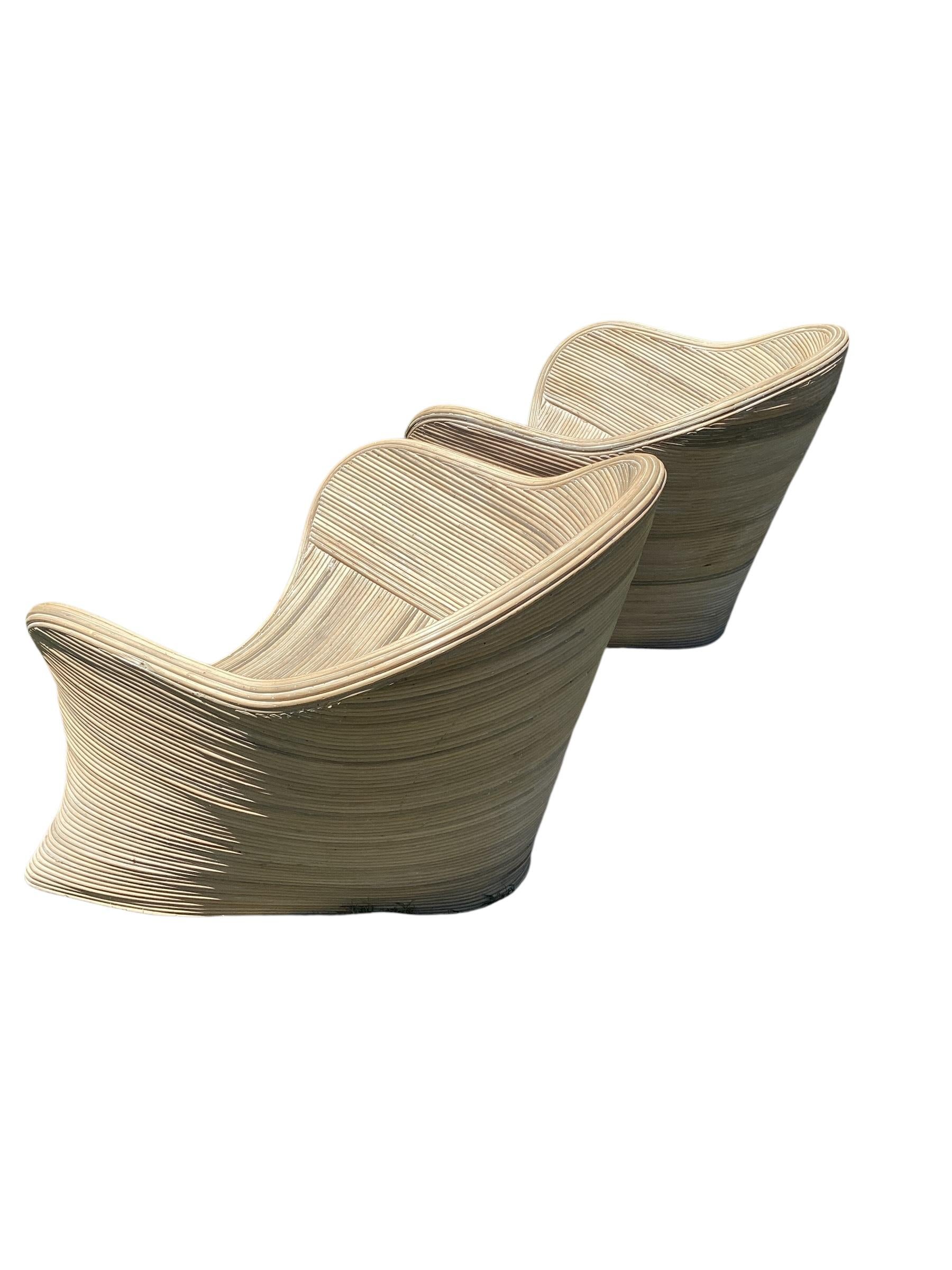 Paire de chaises longues basses en rotin fendu sculpté de Betty Cobonpue en vente 1
