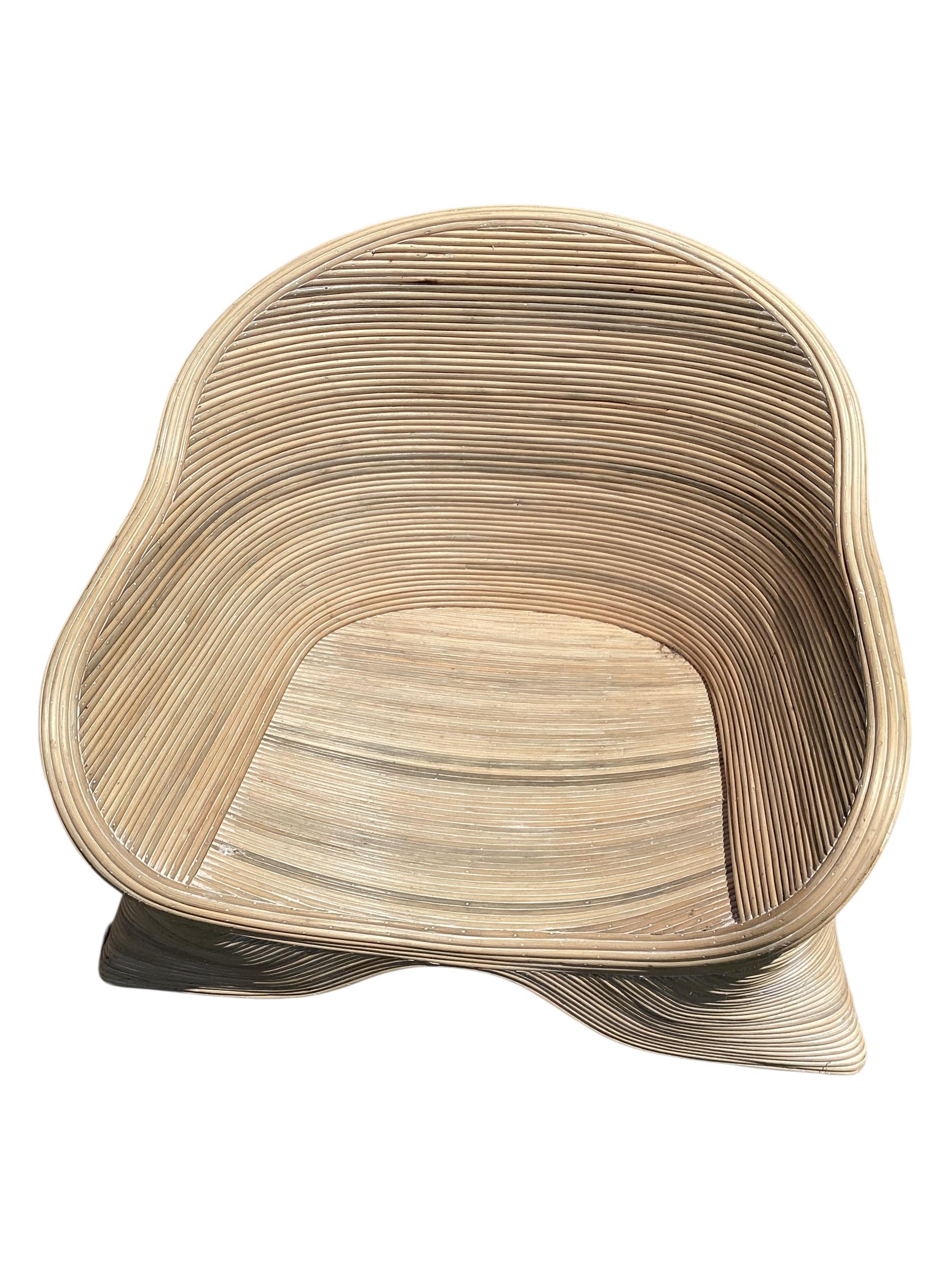 Paire de chaises longues basses en rotin fendu sculpté de Betty Cobonpue en vente 2