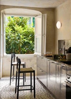 Paire de chaises de comptoir Betty TK12, frêne laqué noir/sangles naturelles, pour AT&T