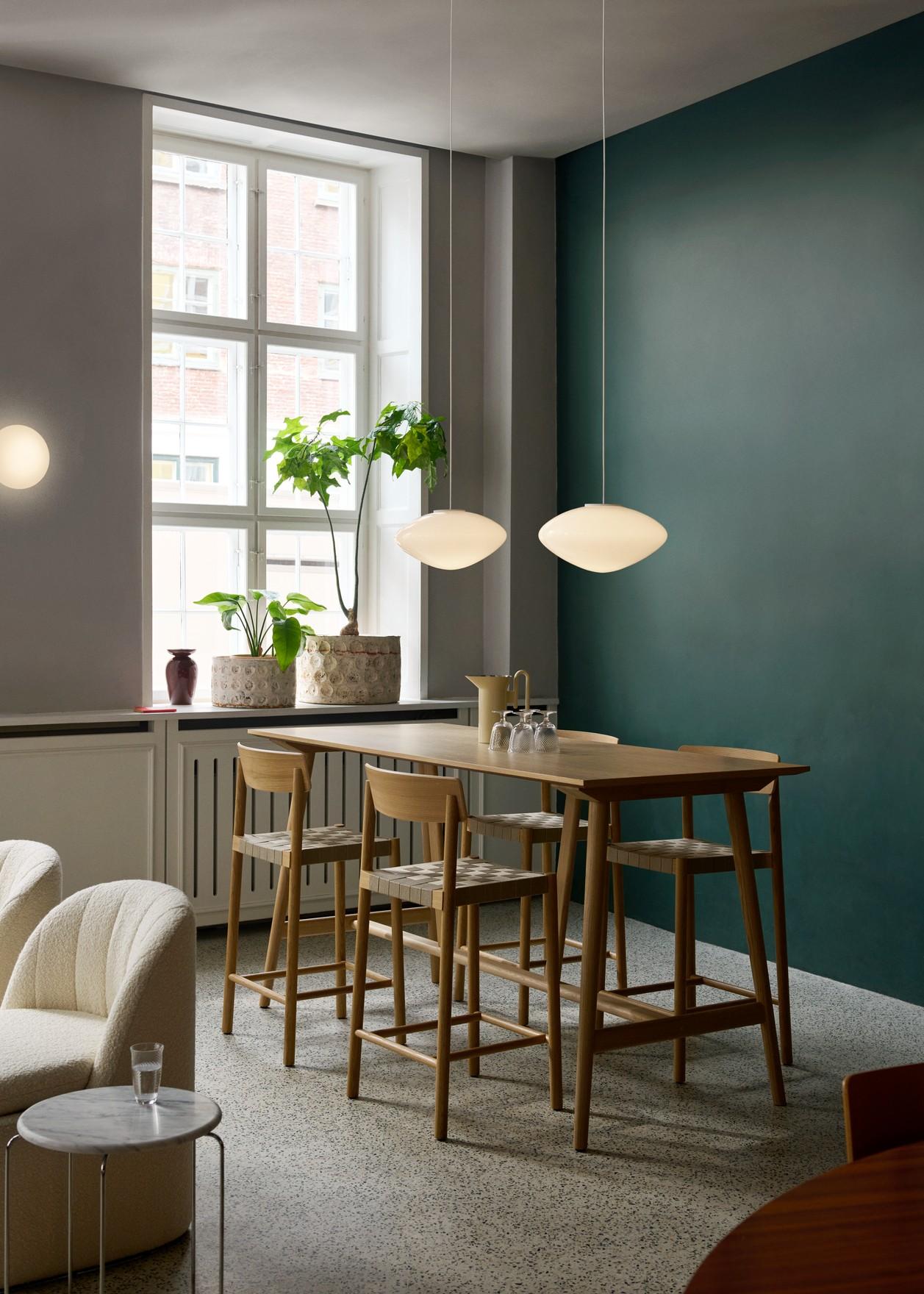 Conçue pour s'asseoir �à la hauteur idéale des comptoirs de cuisine, la chaise de comptoir Betty offre une nouvelle possibilité de s'asseoir en hauteur tout en préservant le charme et le confort du design original. 

Matériau du produit
Bois massif