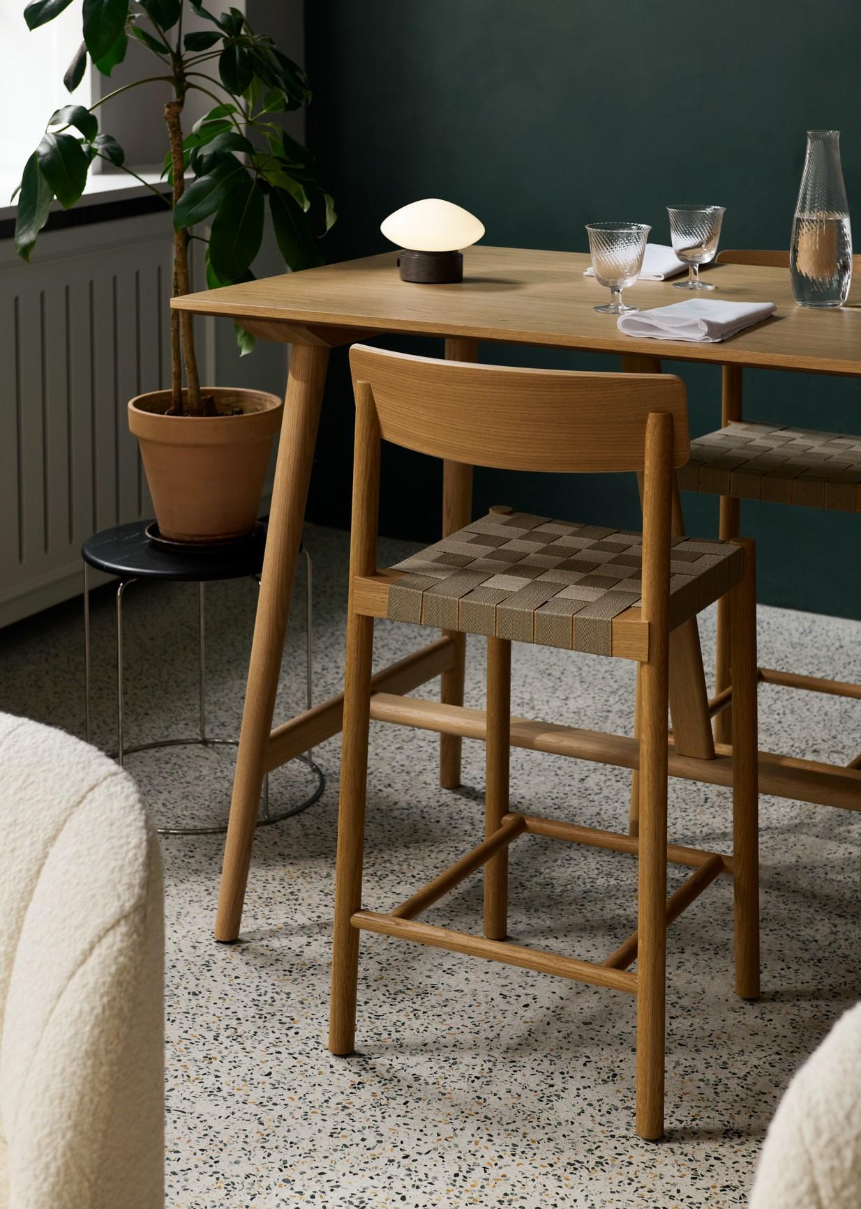 Laqué Paire de chaises de comptoir Betty TK12, Oak Oak laqué/sangles naturelles, Thau & Kallio en vente