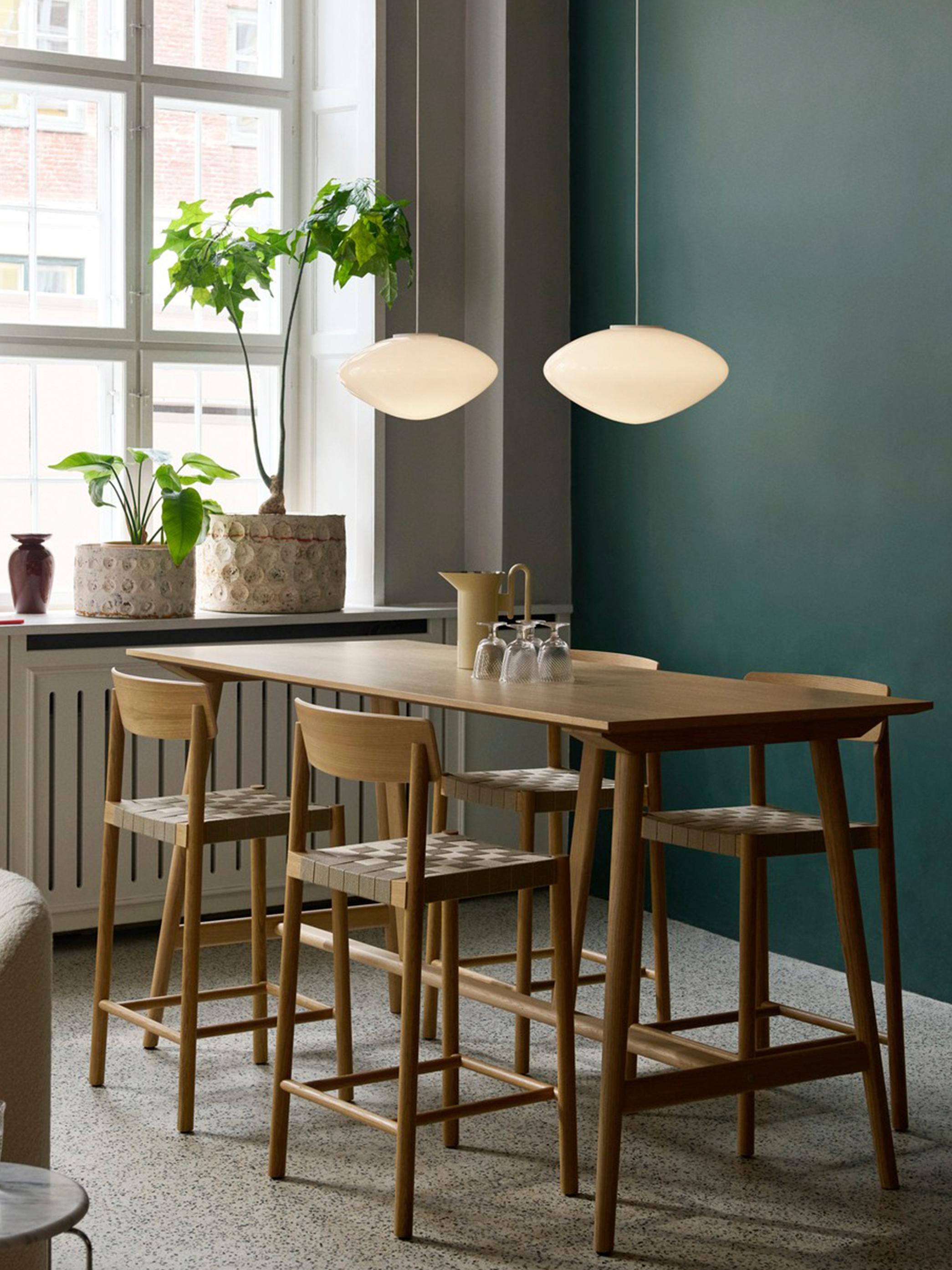 Paire de chaises de comptoir Betty TK12, Oak Oak laqué/sangles naturelles, Thau & Kallio Neuf - En vente à Dubai, AE