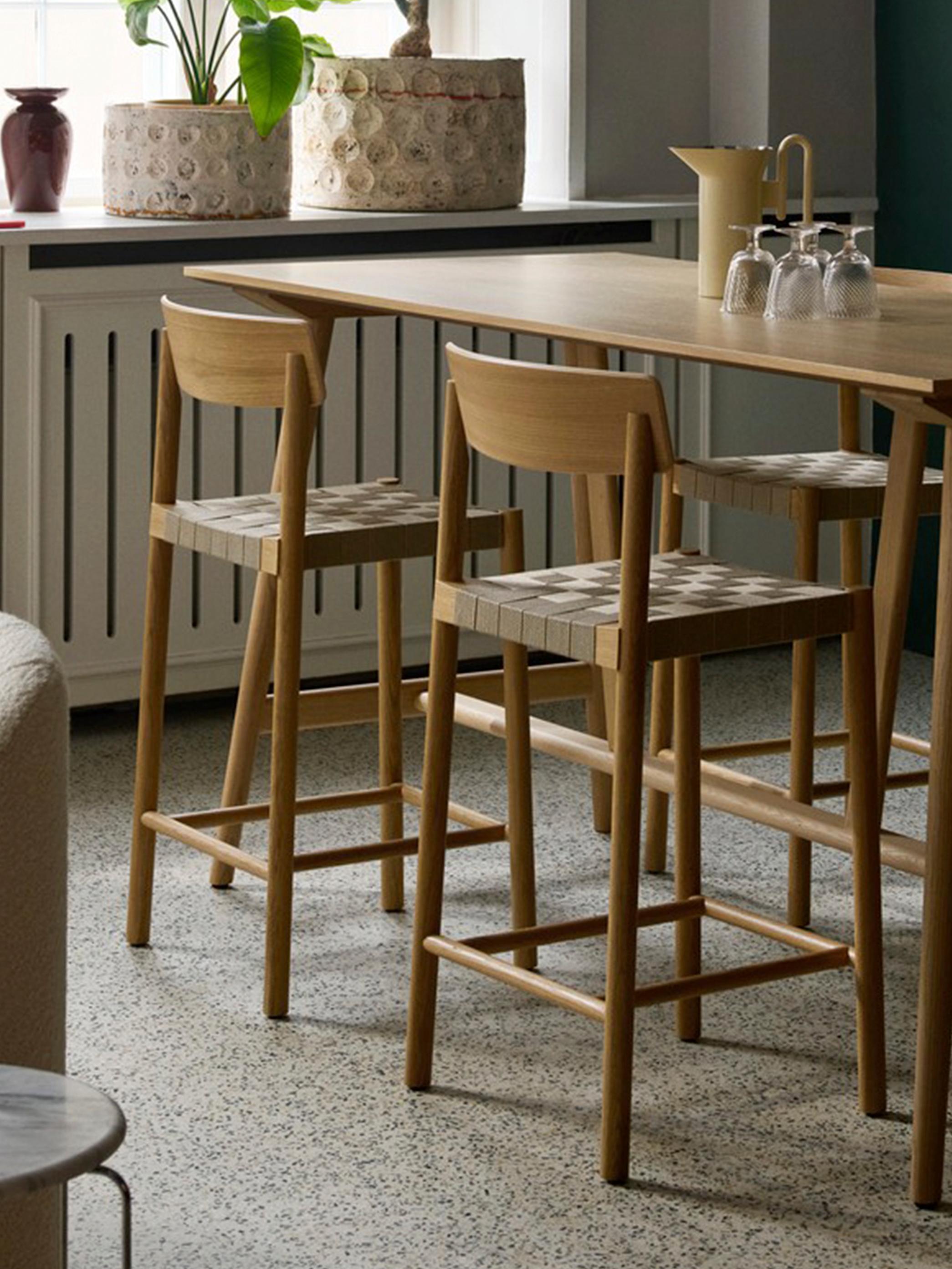 Lin Paire de chaises de comptoir Betty TK12, Oak Oak laqué/sangles naturelles, Thau & Kallio en vente