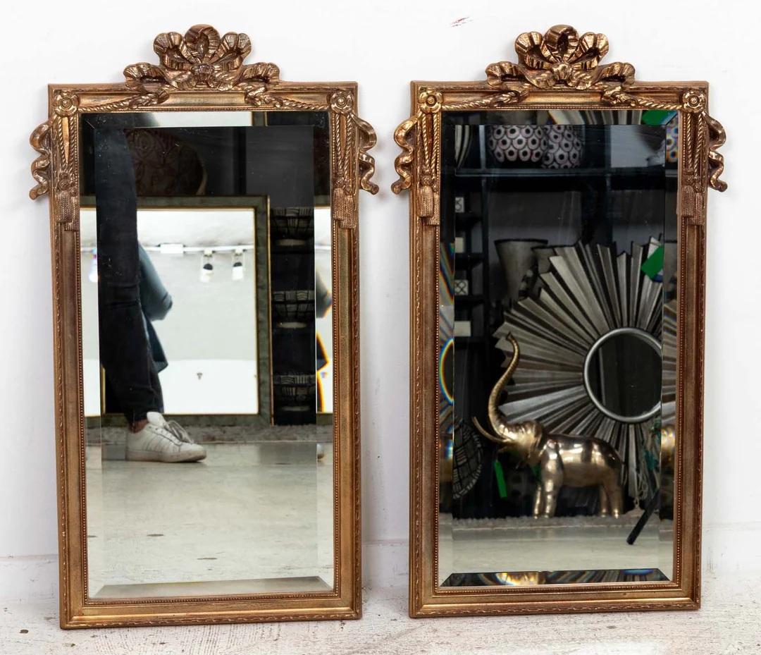 Pareja De Espejos De Borlas Doradas Biseladas. Cables en la parte posterior para colgar.  En buen estado, lista para usar.