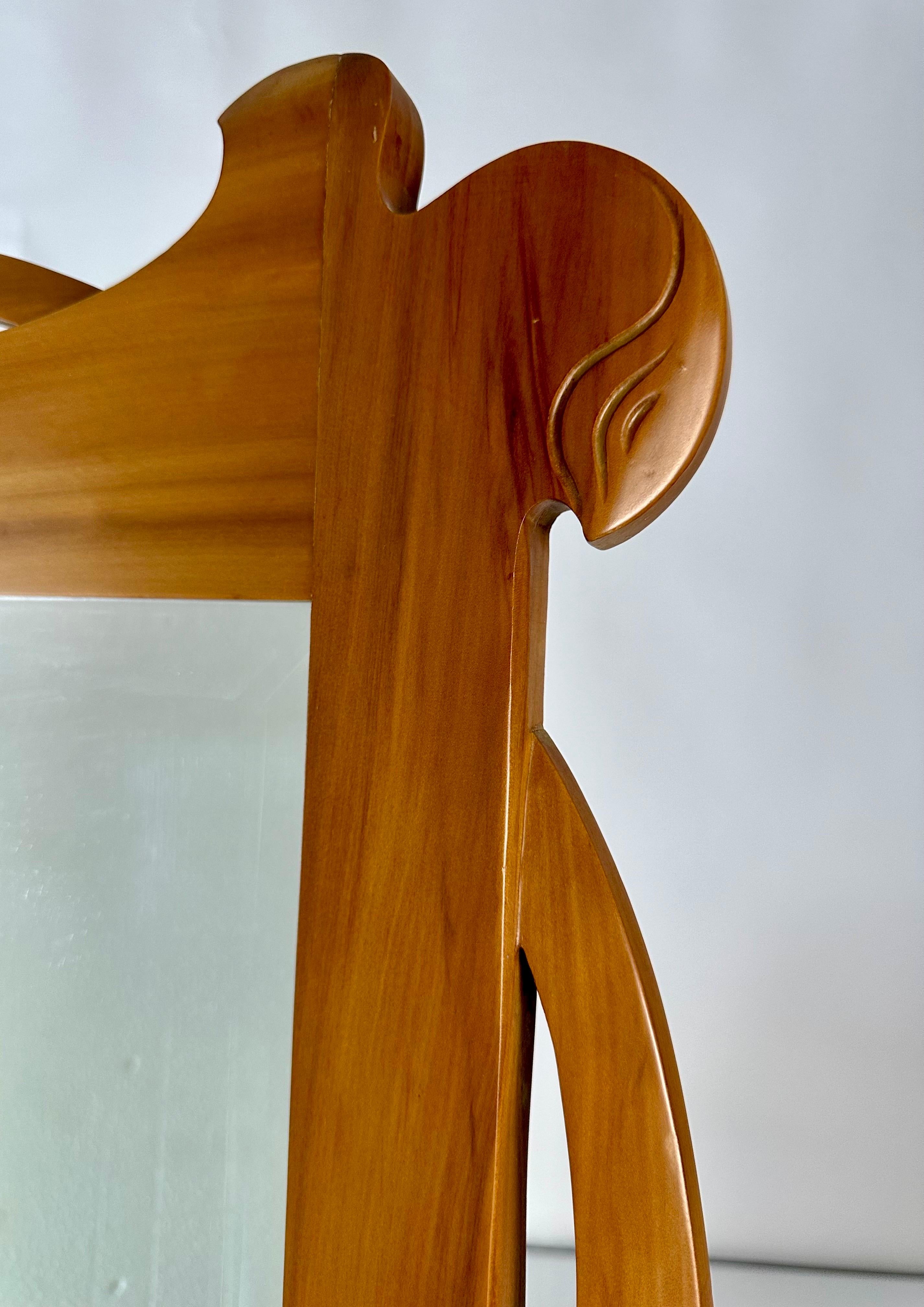 Paar abgeschrägte Spiegel mit originalem Jugendstilrahmen, restauriert in Mobila-Holz im Angebot 3