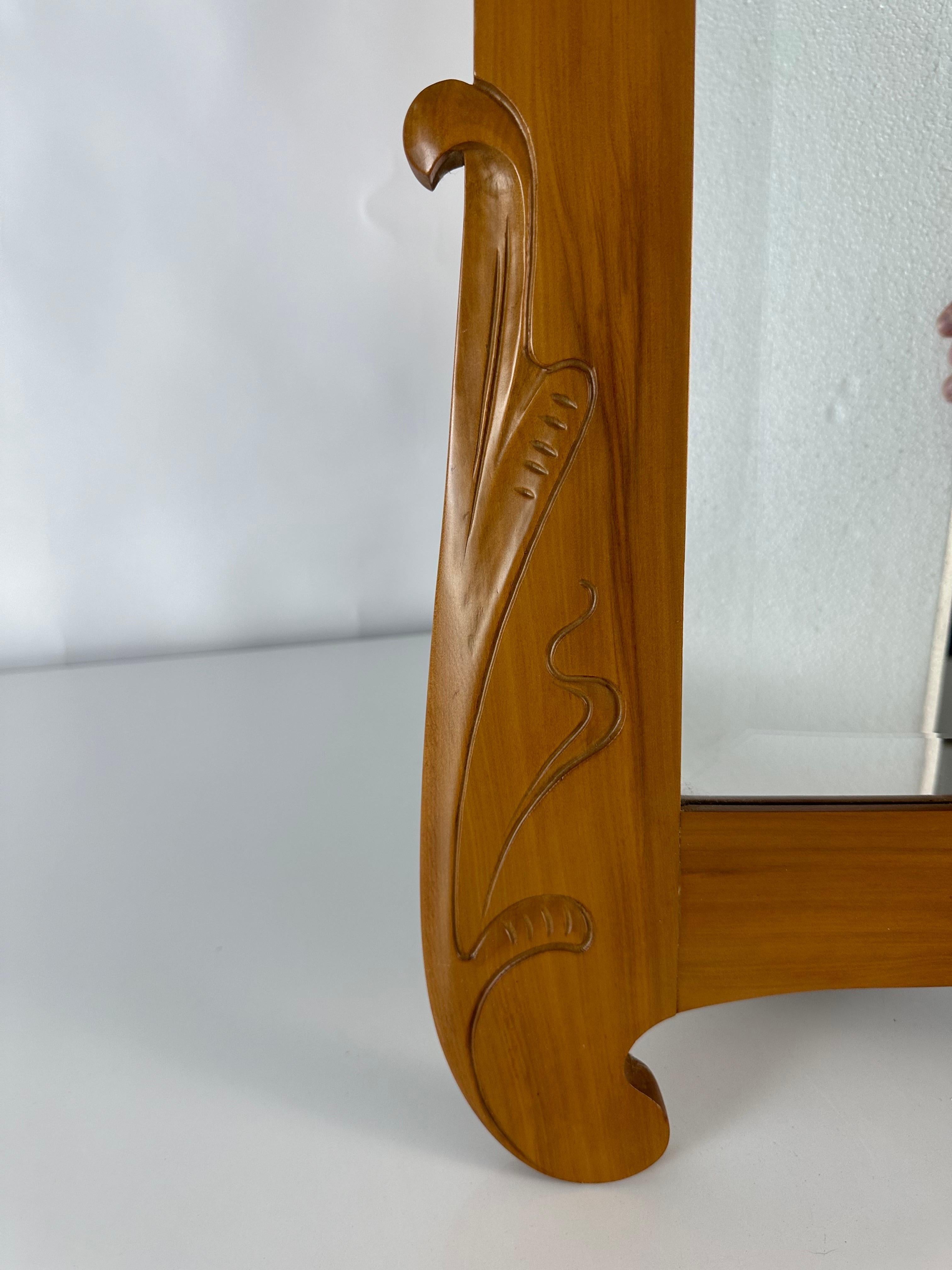 Paar abgeschrägte Spiegel mit originalem Jugendstilrahmen, restauriert in Mobila-Holz im Angebot 1