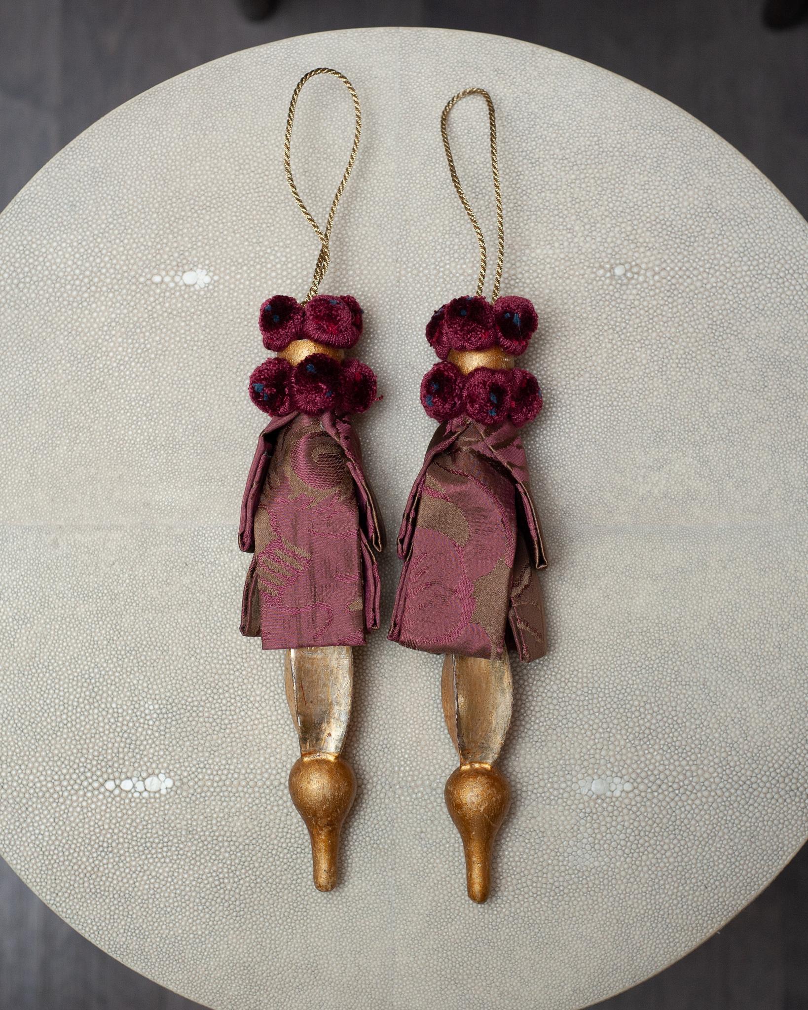 italien Paire de paire de pampilles de rideaux en bois sculpté et damas de soie doré Bevilacqua en vente