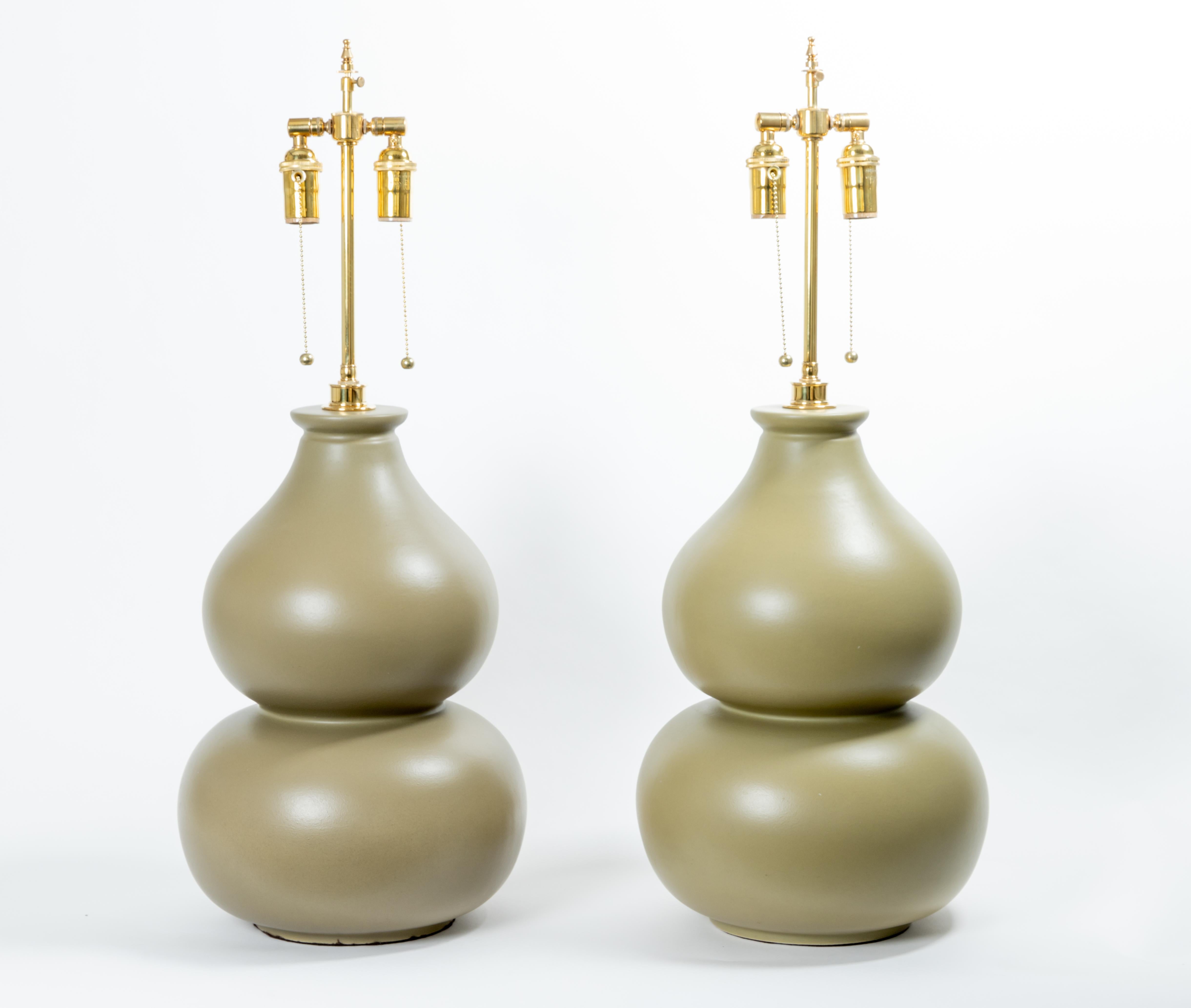 Mid-Century Modern Pair of Gourd Form Grey Ceramic Table Lamps For Sale