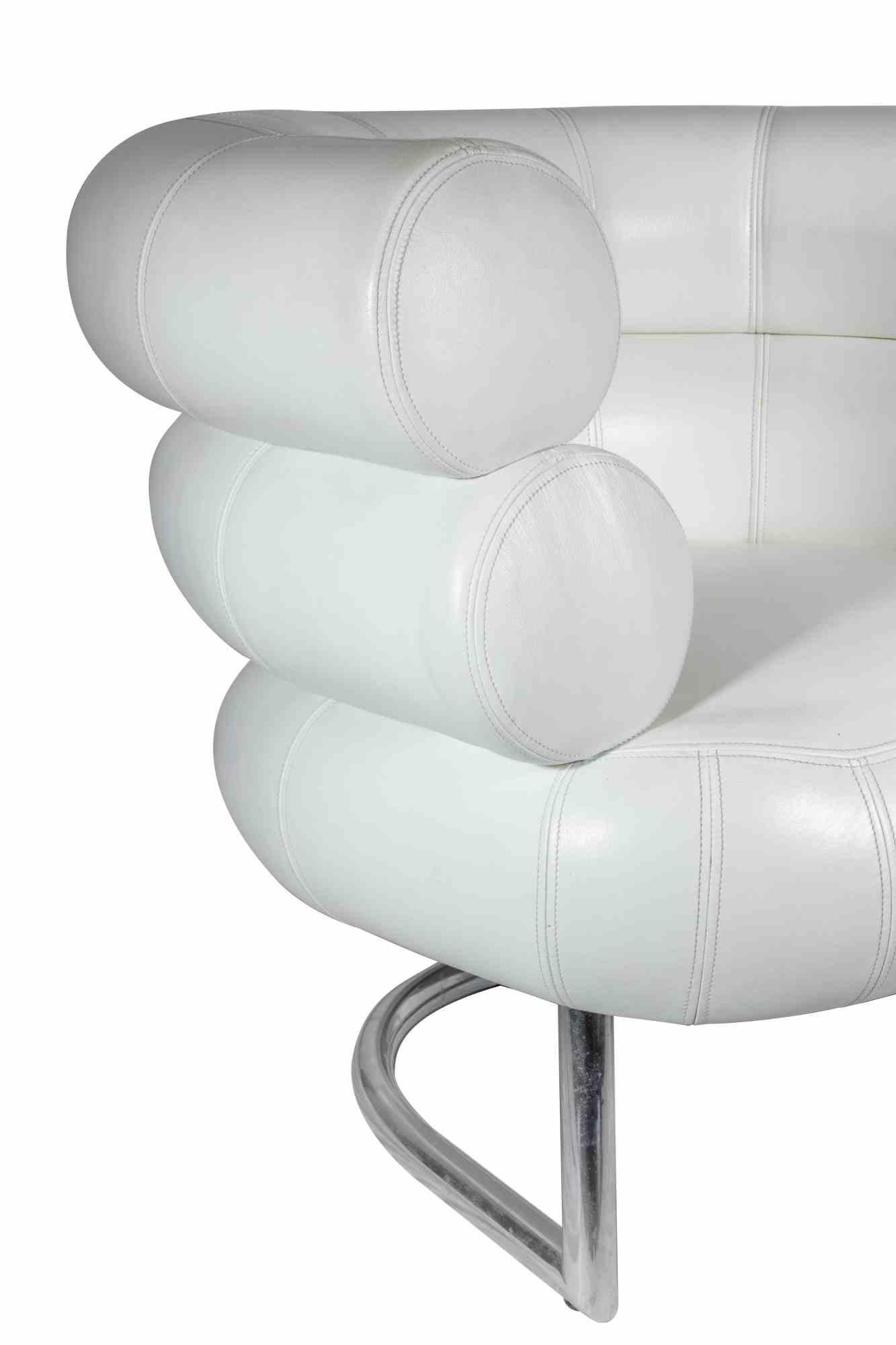 Bibendum Armchairs est un objet de design réalisé par Eileen Gray.

Base en acier tubulaire chromé poli.

Siège, dossier et accoudoirs entièrement d'origine, datant des années 1970, recouverts de cuir blanc.

Eileen Gray a utilisé cette chaise dans