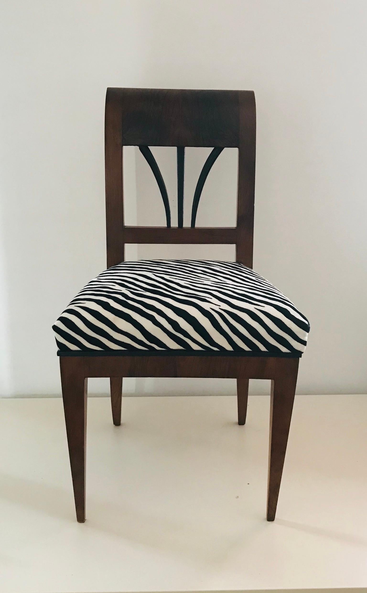 Early 19th Century Pair of Biedermeier 1820 Viennese Walnut Chairs  in Zebra Chenile  Textile For Sale