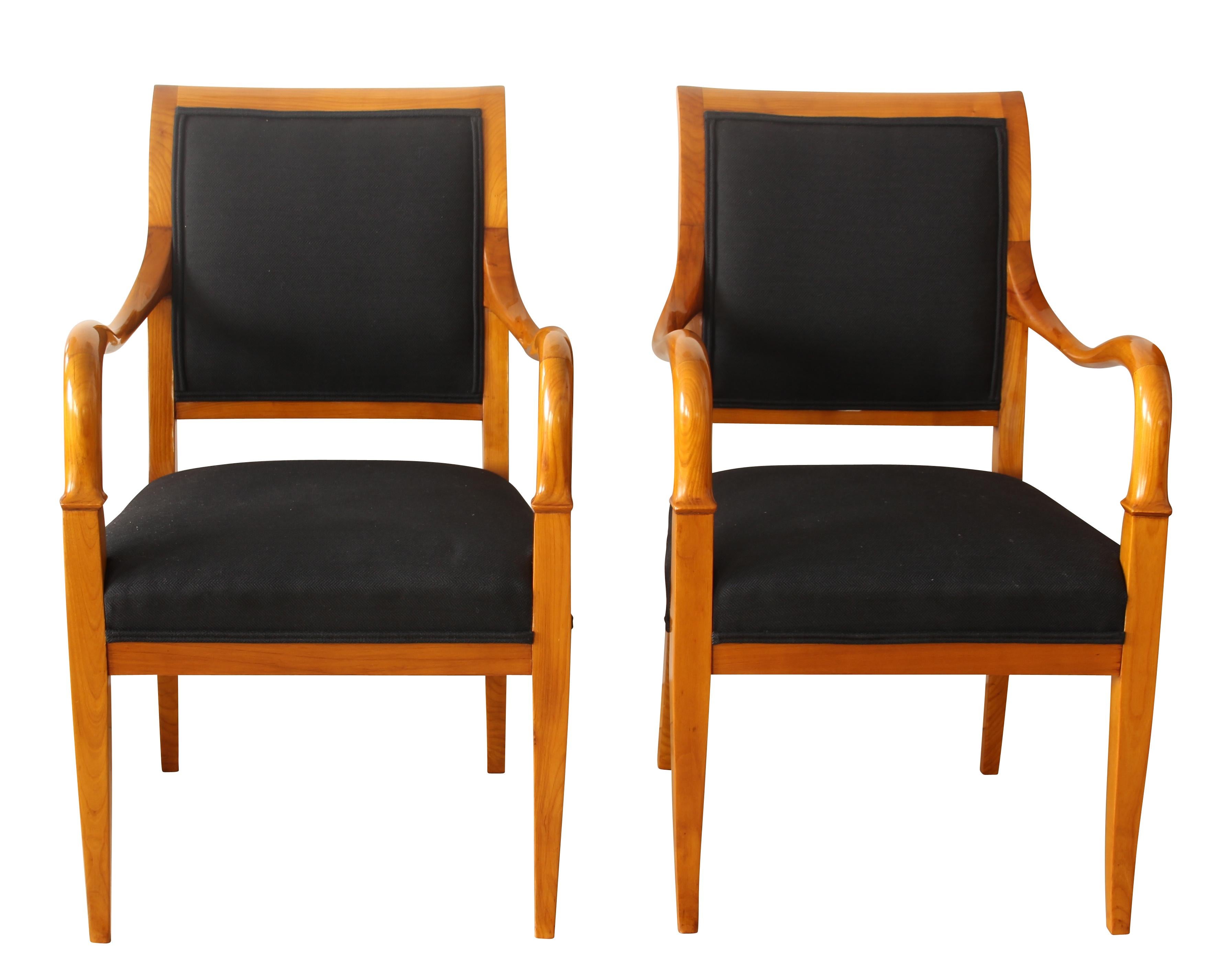 One pair of elegant and comfortable Biedermeier armchairs from South Germany, circa 1830.
The chairs are made of wonderfully curved cherry solid wood, that has been hand-polished in shellac by us.
The new upholstery fabric is made of a Classic