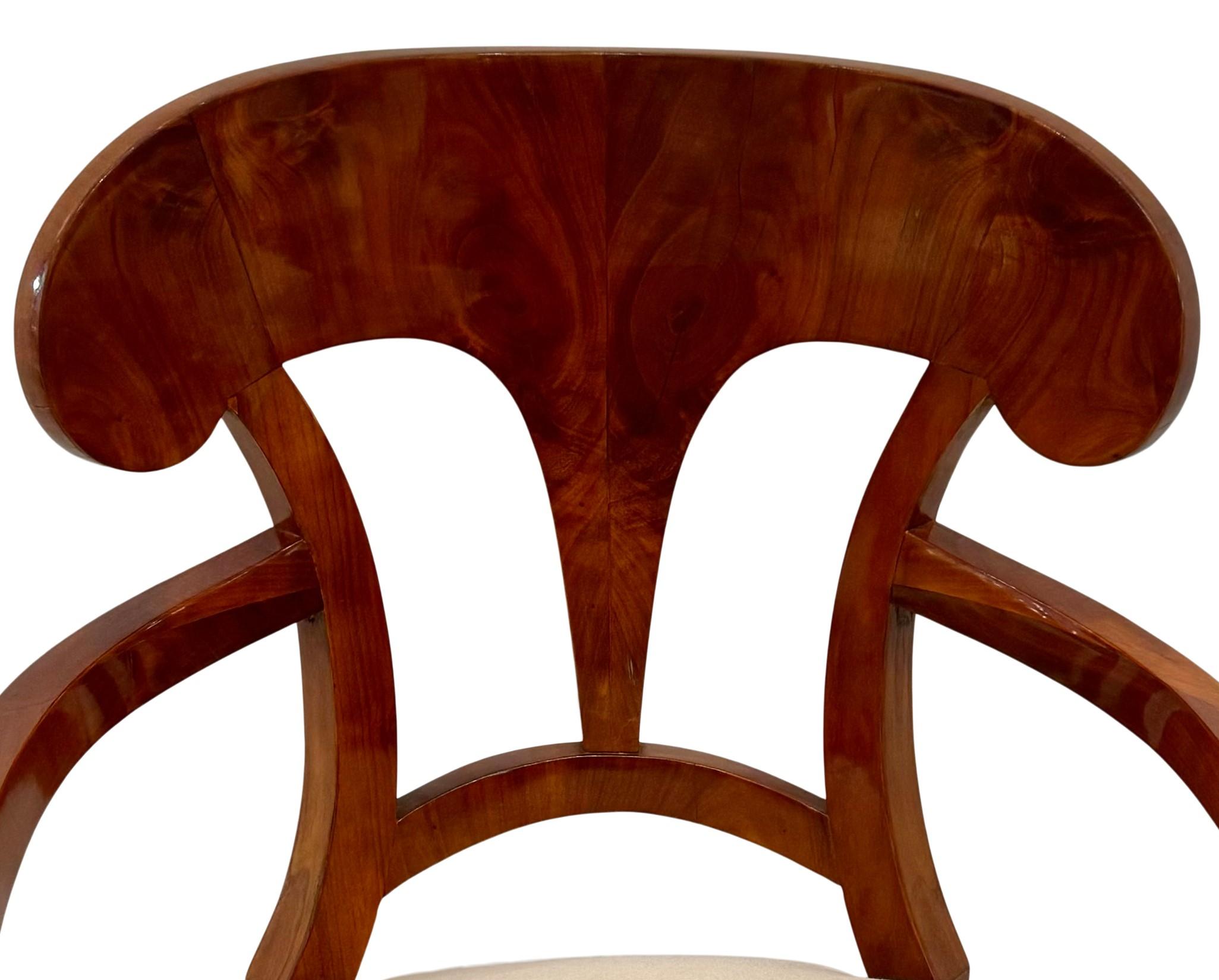 Paire de fauteuils Biedermeier. Bois de cerisier.