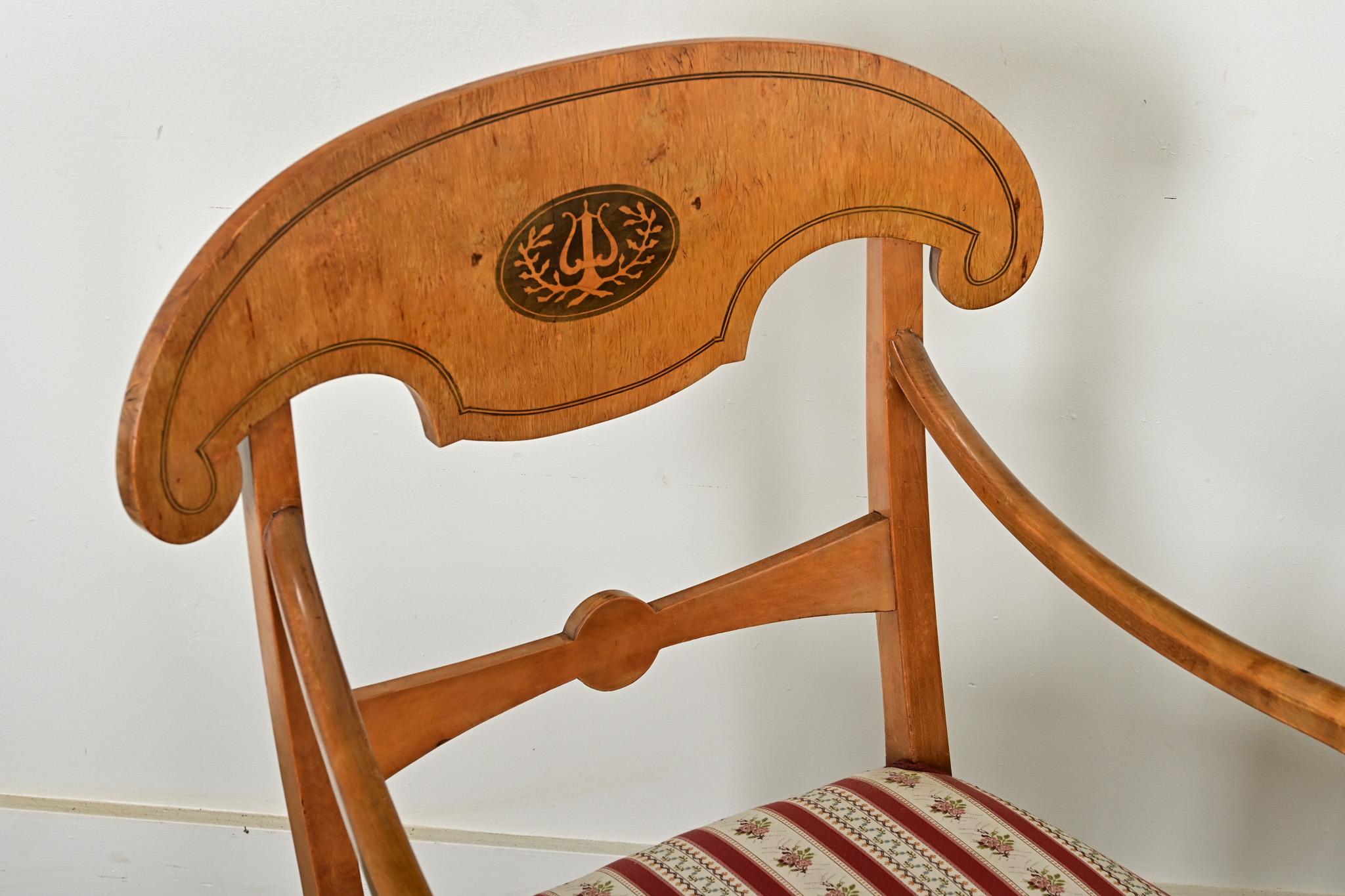 Intagliato Coppia di poltrone Biedermeier in vendita