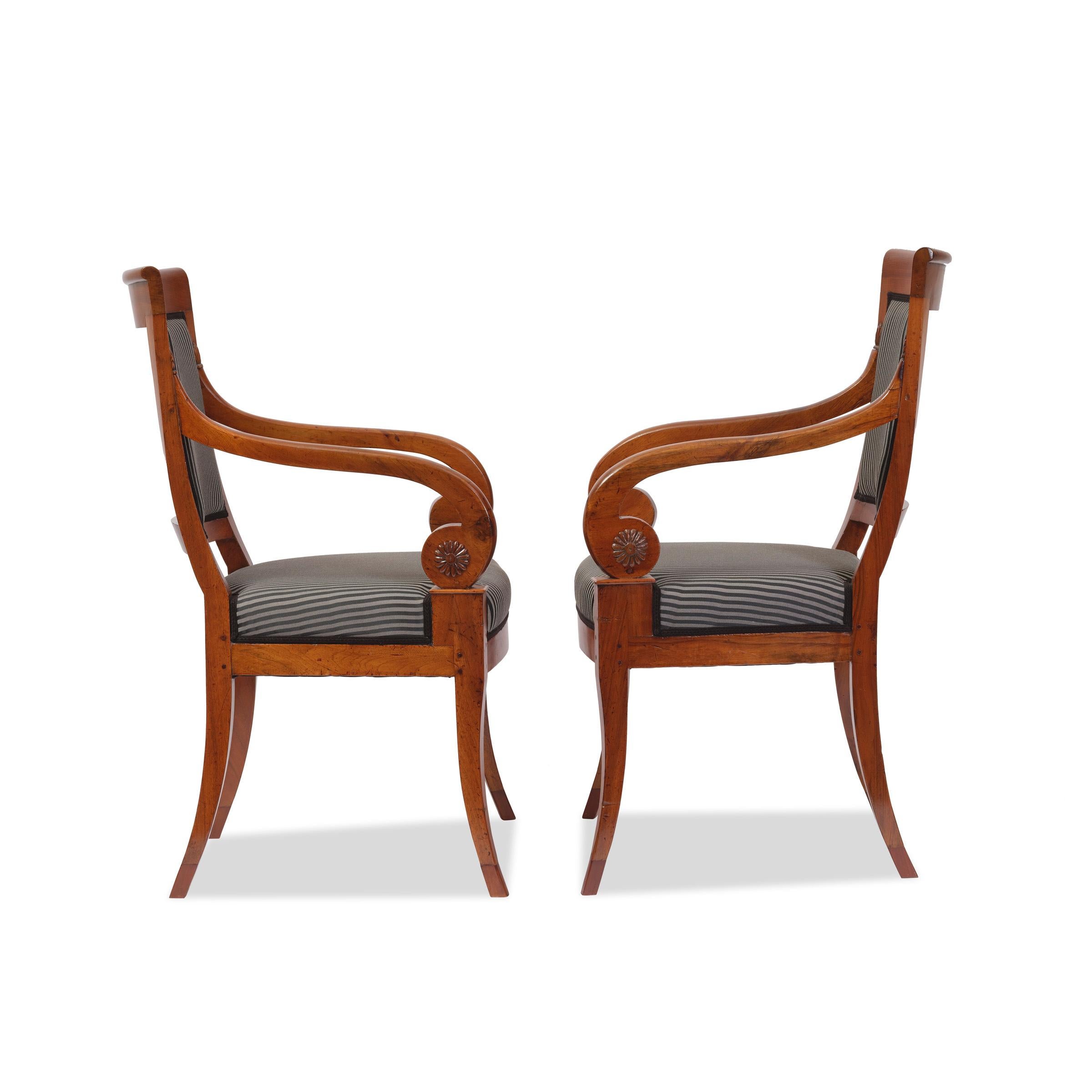 
Coppia di poltrone

Baden intorno al 1825

 

In noce massiccio, braccioli a voluta e cornici frontali arrotondate, imbottito e rivestito di recente, lucidato a gommalacca

Riferimento: Rainer Haaff; I mondi del Biedermeier

Dimensioni:

Altezza 98