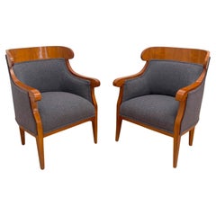 Pareja de Sillas Biedermeier Bergere, Madera de Cerezo, Boucle Gris, Austria circa 1830