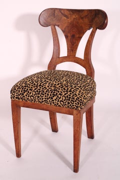 Pareja de sillas auxiliares Biedermeier de nogal burl