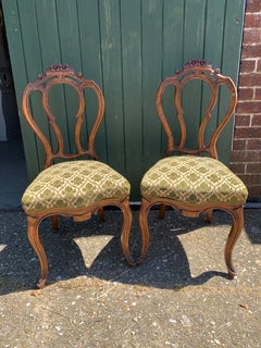 Paire de chaises de salle à manger Biedermeier sculptées Finition Nature fin des années 1800