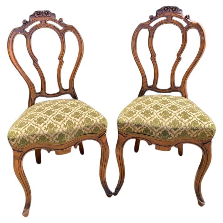 Pareja de Sillas de Comedor Biedermeier talladas Acabado Natural finales de 1800 en venta