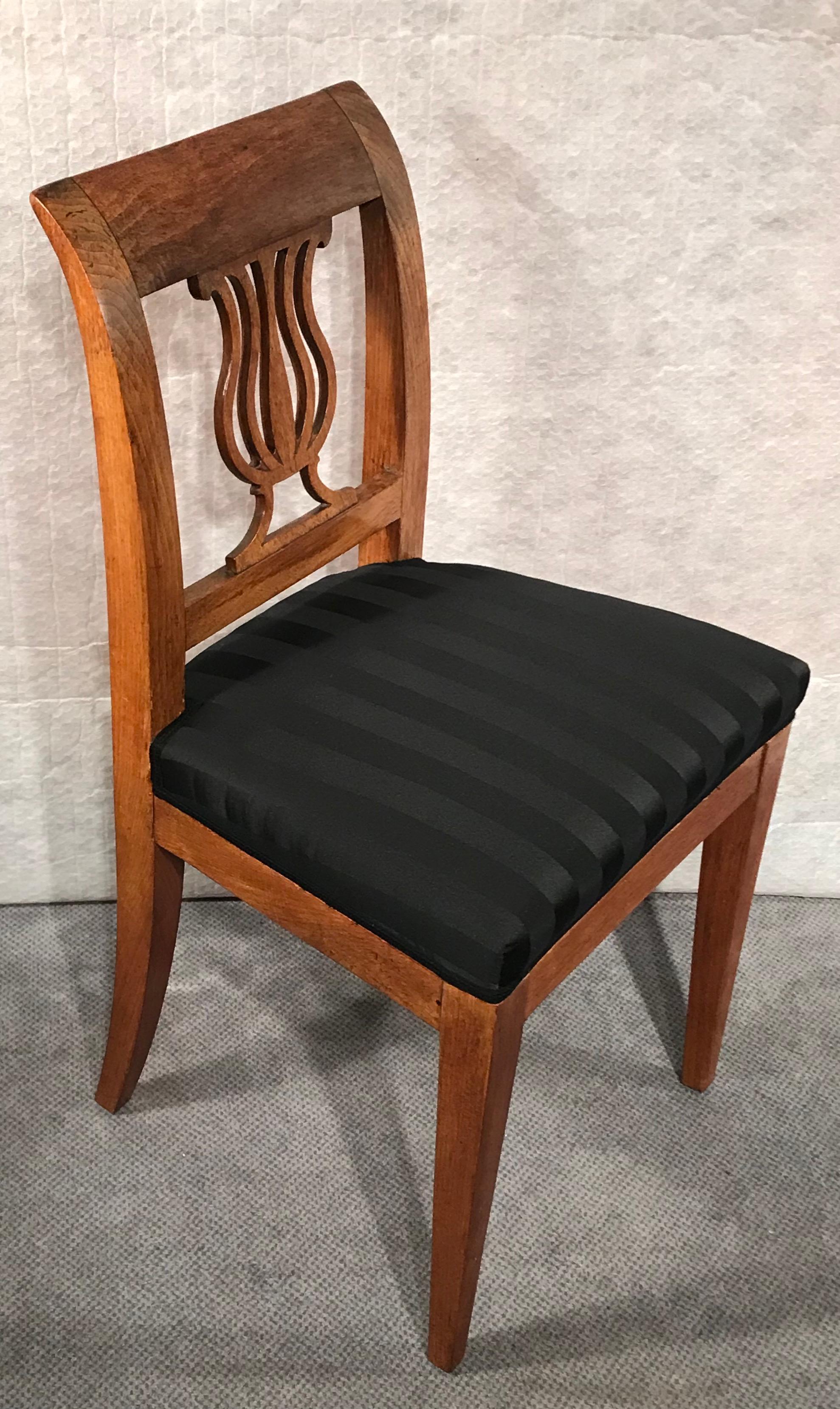 Walnut Pair of Biedermeier Chairs, 1820