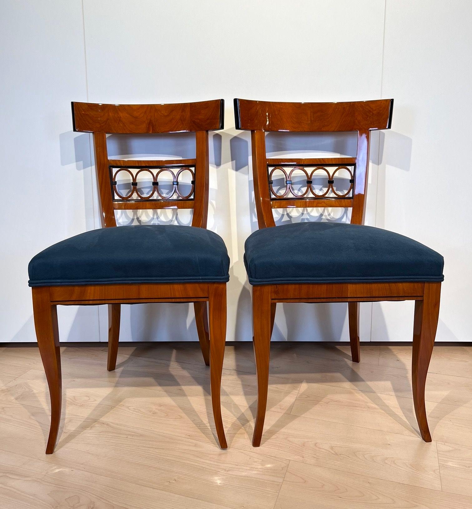 Pair of very fine, high-quality original Biedermeier chairs from southern Germany around 1840.
Cherry wood veneered and solid, partly ebonized. Ebony band inlay on the frame. Back decoration with ovals.
Newly upholstered and with blue suede fabric