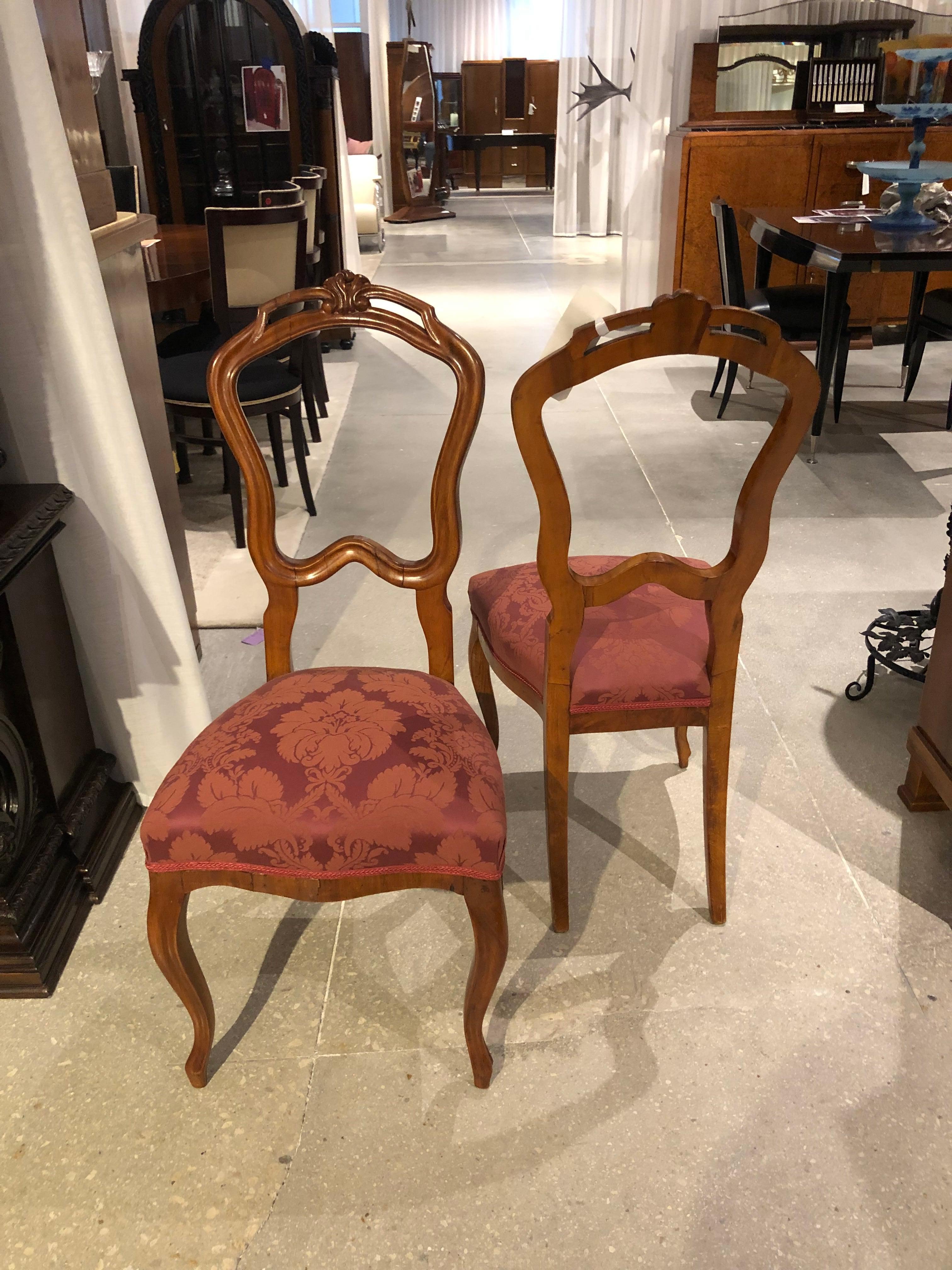 Paire de chaises Biedermeier ; deux chaises féminines en noyer avec une tapisserie de couleur rose.