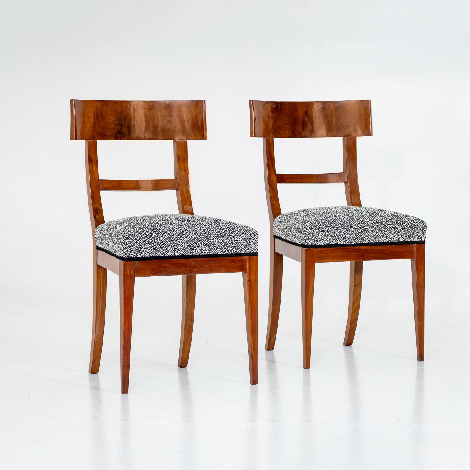 Pareja de elegantes sillas Biedermeier de madera de cerezo, con respaldos rectangulares. Las sillas se han restaurado profesionalmente, se han tapizado de nuevo y se han cubierto con una tela moteada en blanco y negro, acentuada con un ribete negro.