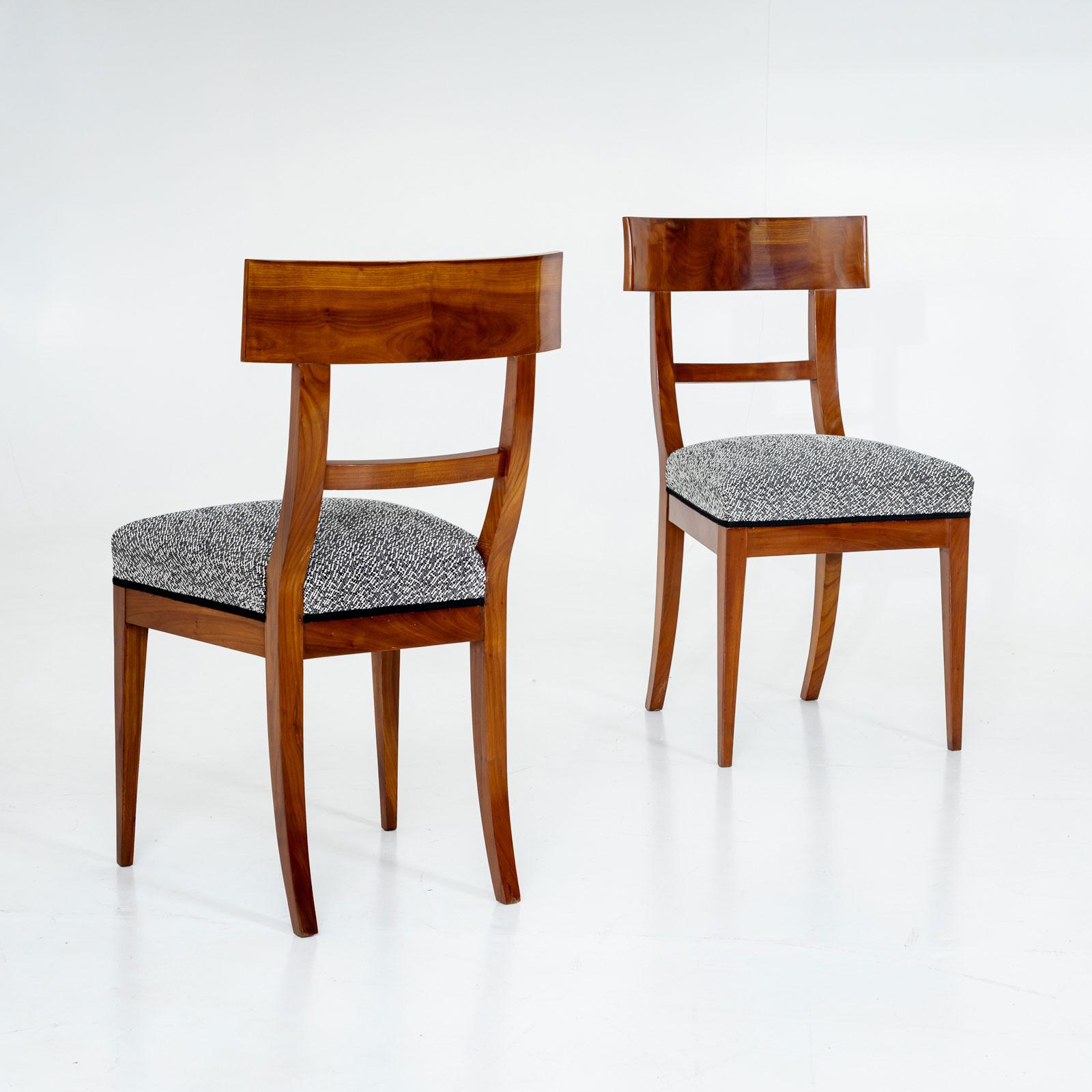 Pareja de sillas Biedermeier de madera de cerezo, hacia 1820 Alemán en venta