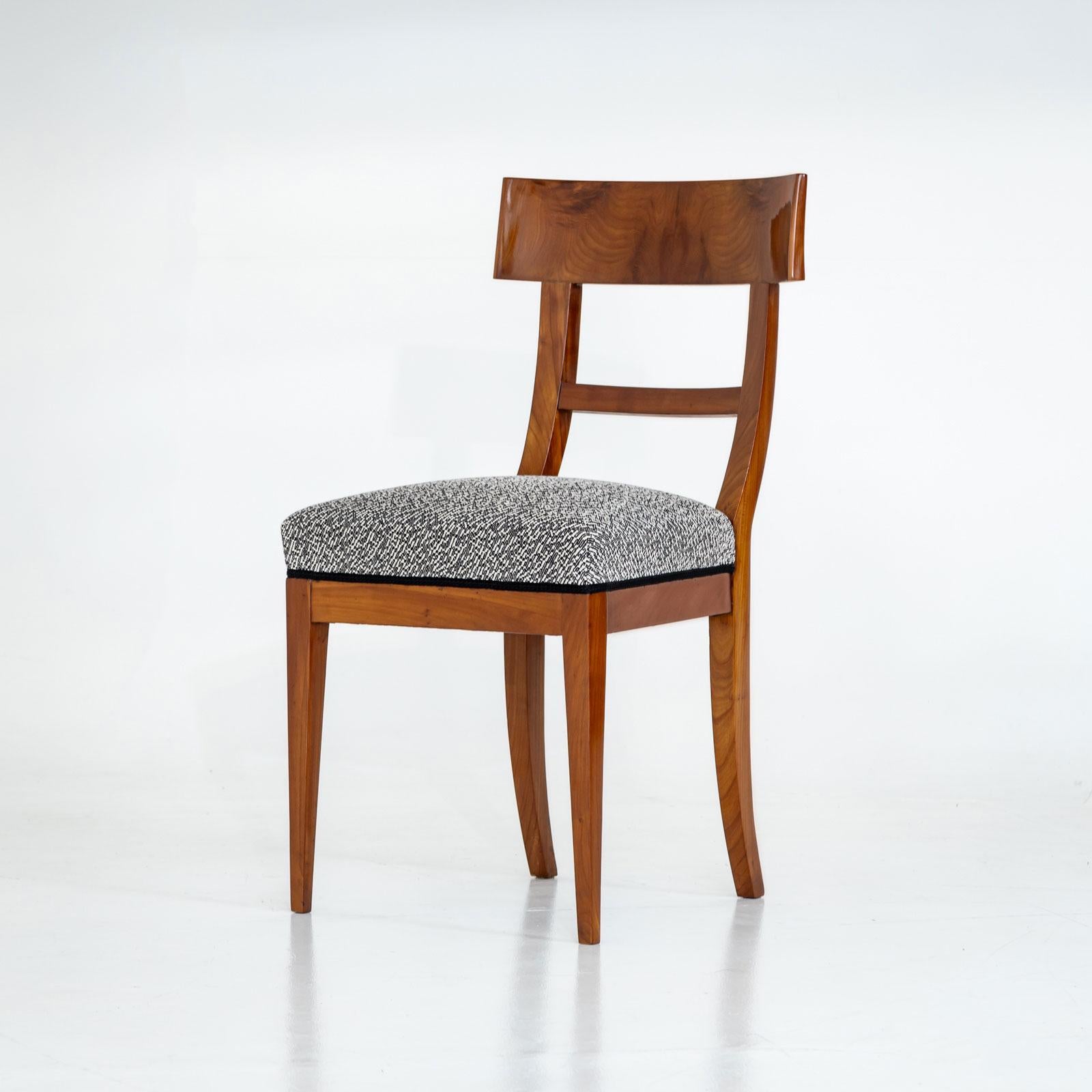 Pareja de sillas Biedermeier de madera de cerezo, hacia 1820 Pulido en venta